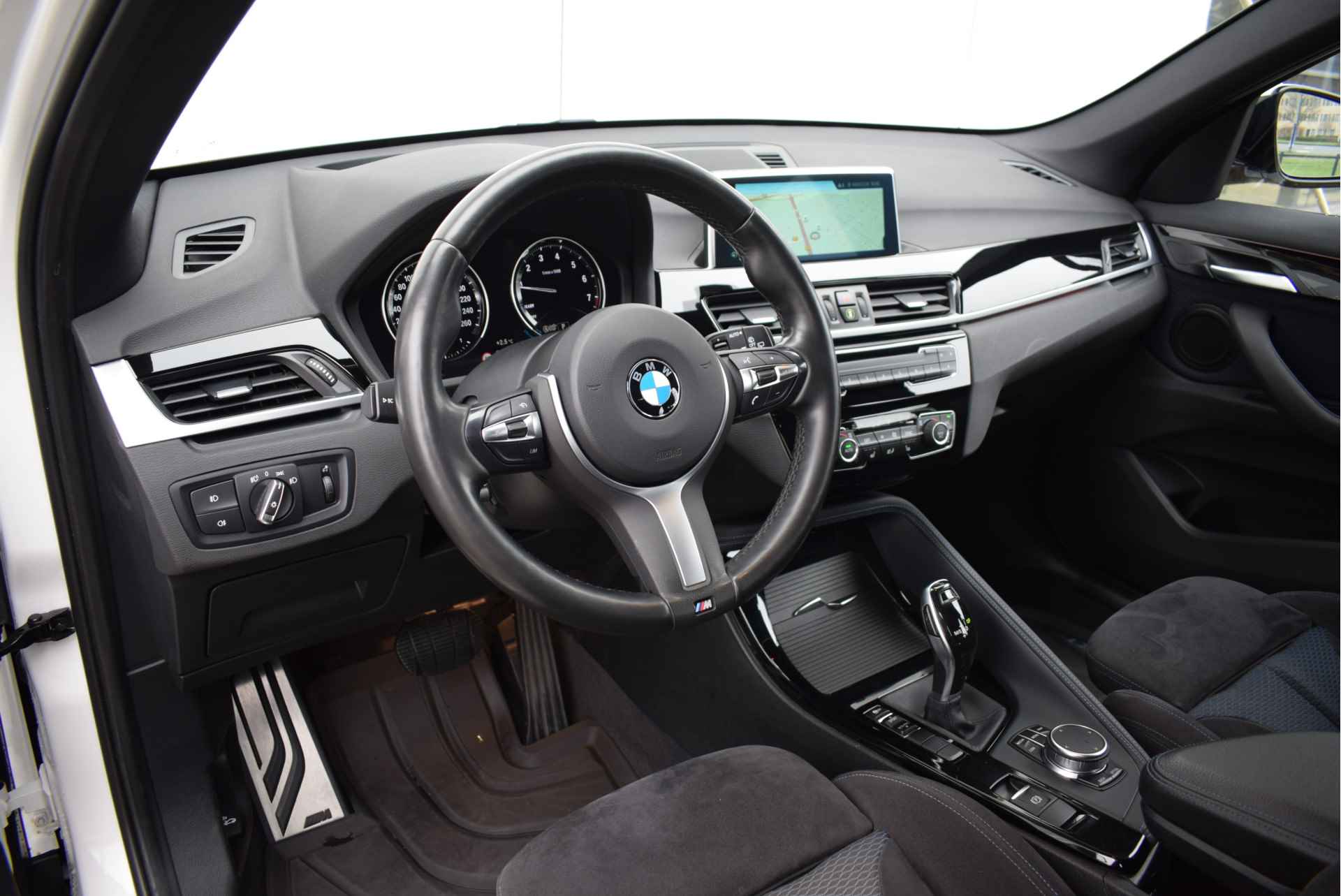 BMW X1 sDrive20i Executive M Sport Automaat / Trekhaak / Sportstoelen / Stoelverwarming / LED / Verwarmd stuurwiel / Head-Up / Cruise Control / Navigatie Plus - 18/26