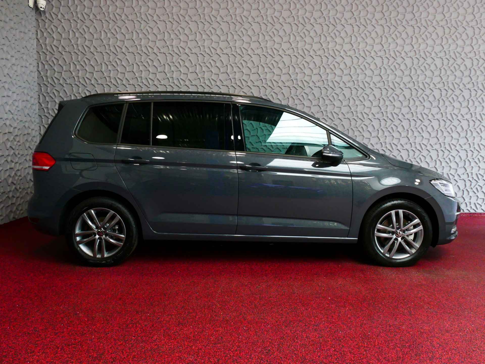 Volkswagen Touran 1.5 TSI ✅NIEUWE AUTO✅ 150PK NIEUWE AUTO! 7P CAMERA LED ELEK.KLEP VIR.COCKPIT DODE.HOEK DET. STOELVERW KEYLESS 7P 7PERS 2024 70 BIJNA NIEUWE VOLKSWAGEN'S UIT VOORRAAD LEVERBAAR - 65/83