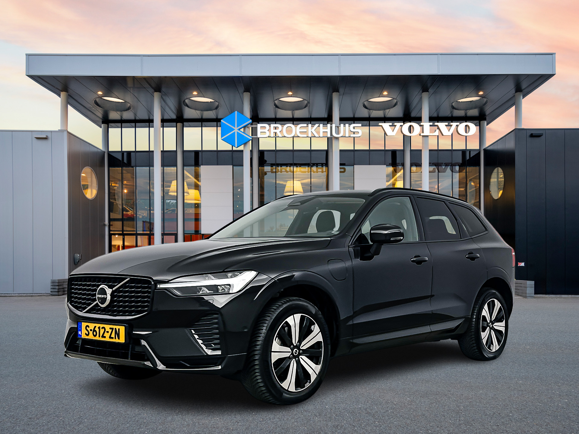 Volvo XC60 Recharge T8 AWD Ultimate Dark | Luchtvering | Harman Kardon | Trekhaak | 360 Camera | Head-up | Pilot assist | BLIS | Full LED