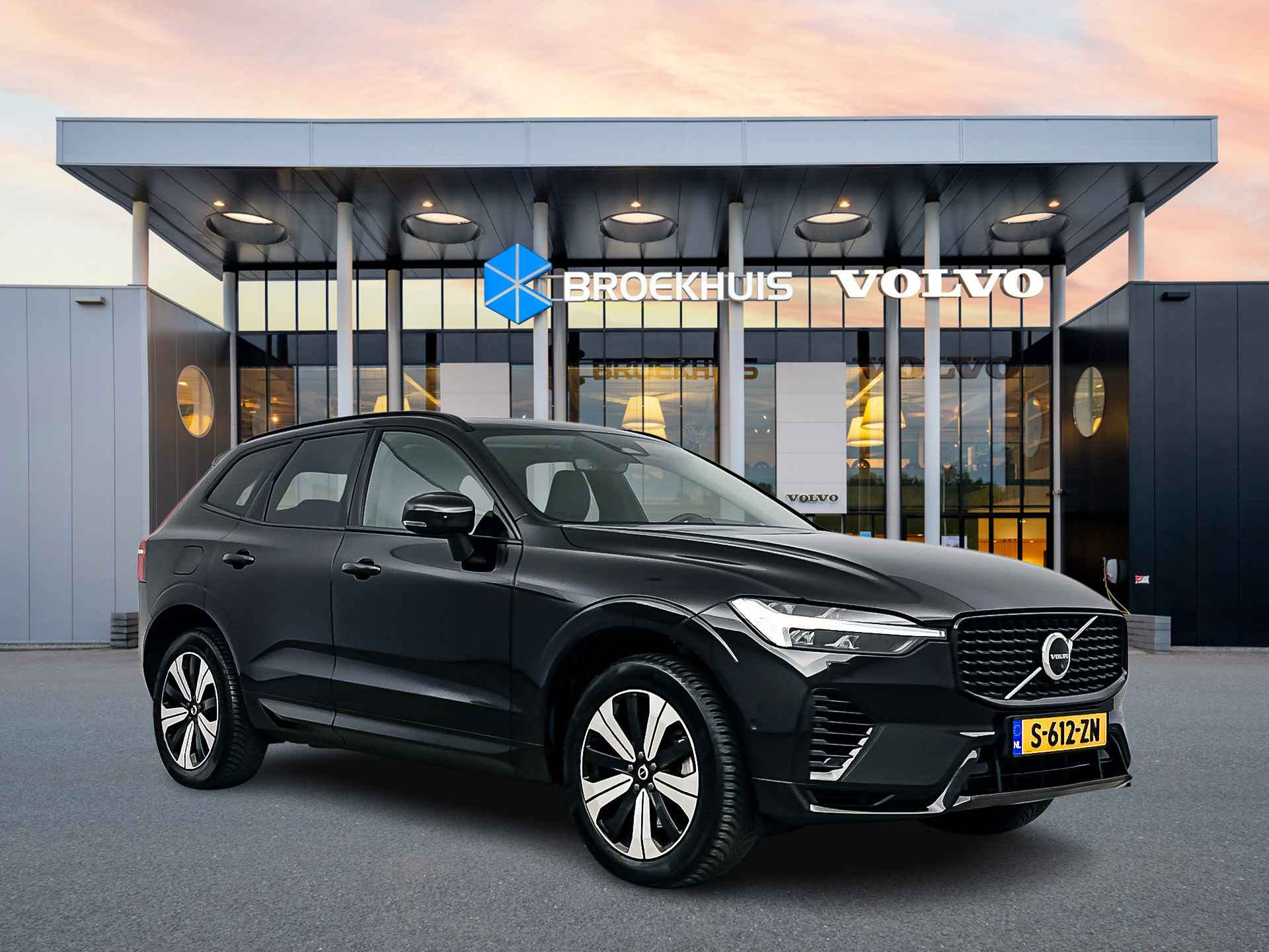 Volvo XC60 Recharge T8 AWD Ultimate Dark | Luchtvering | Harman Kardon | Trekhaak | 360 Camera | Head-up | Pilot assist | BLIS | Full LED - 3/36