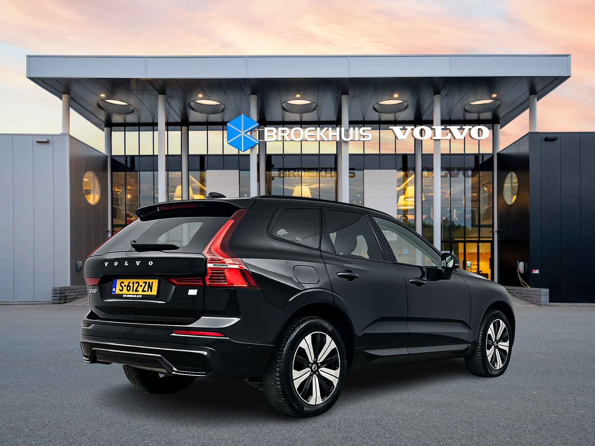 Volvo XC60 Recharge T8 AWD Ultimate Dark | Luchtvering | Harman Kardon | Trekhaak | 360 Camera | Head-up | Pilot assist | BLIS | Full LED - 4/36