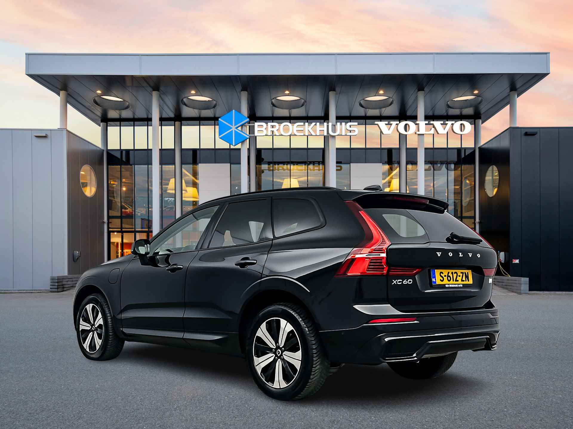 Volvo XC60 Recharge T8 AWD Ultimate Dark | Luchtvering | Harman Kardon | Trekhaak | 360 Camera | Head-up | Pilot assist | BLIS | Full LED - 5/36