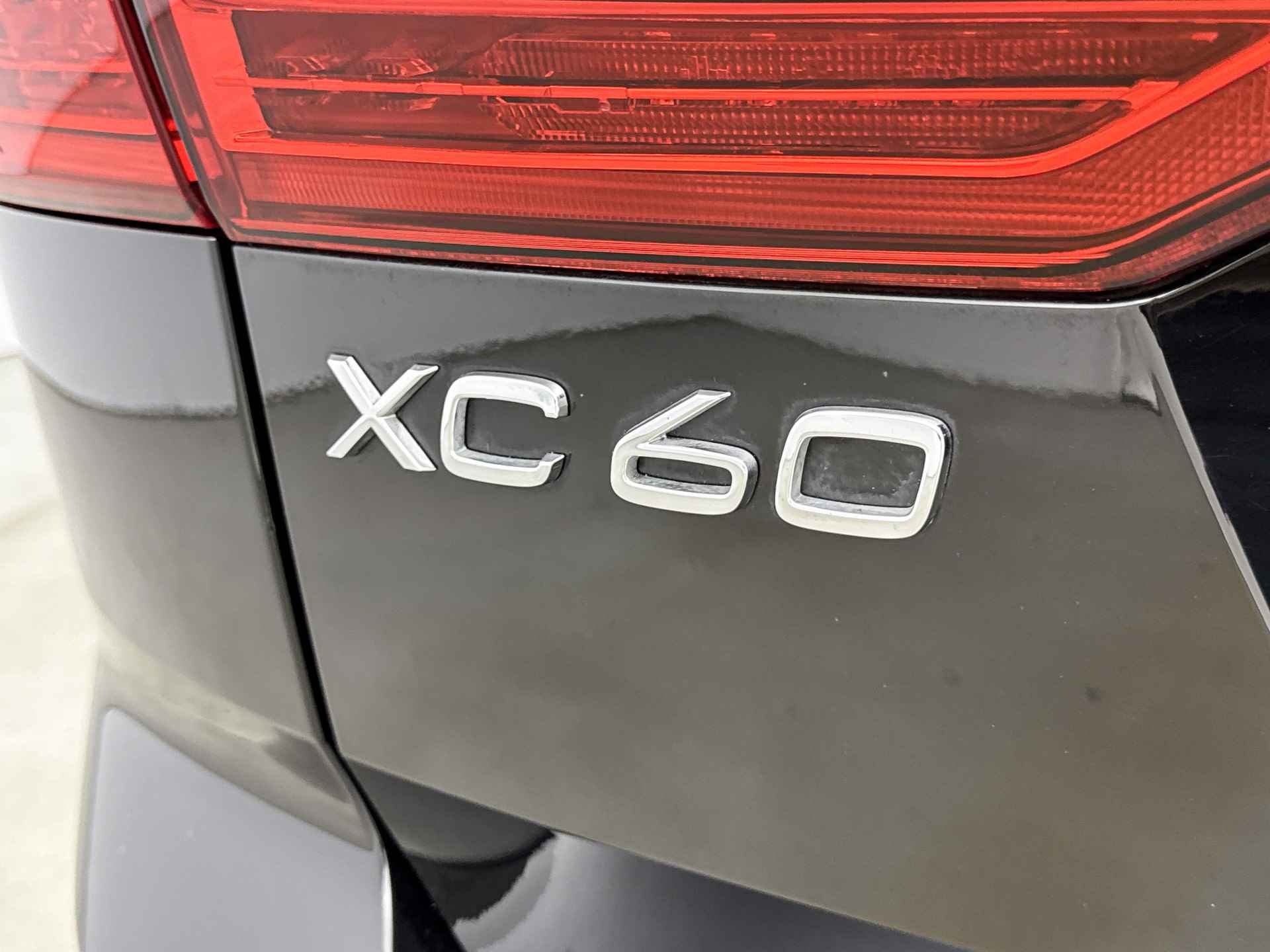 Volvo XC60 Recharge T8 AWD Ultimate Dark | Luchtvering | Harman Kardon | Trekhaak | 360 Camera | Head-up | Pilot assist | BLIS | Full LED - 13/36