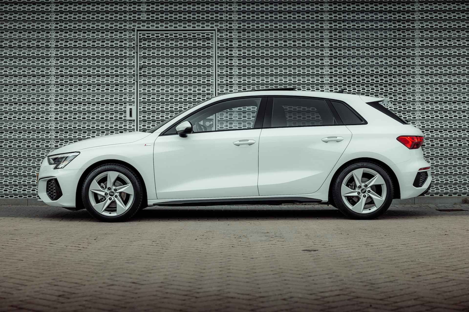 Audi A3 Sportback 35 TFSI 150pk s-tronic S edition | Panoramadak | Optiek zwart | Stoelverwarming | Privacy glass - 3/31