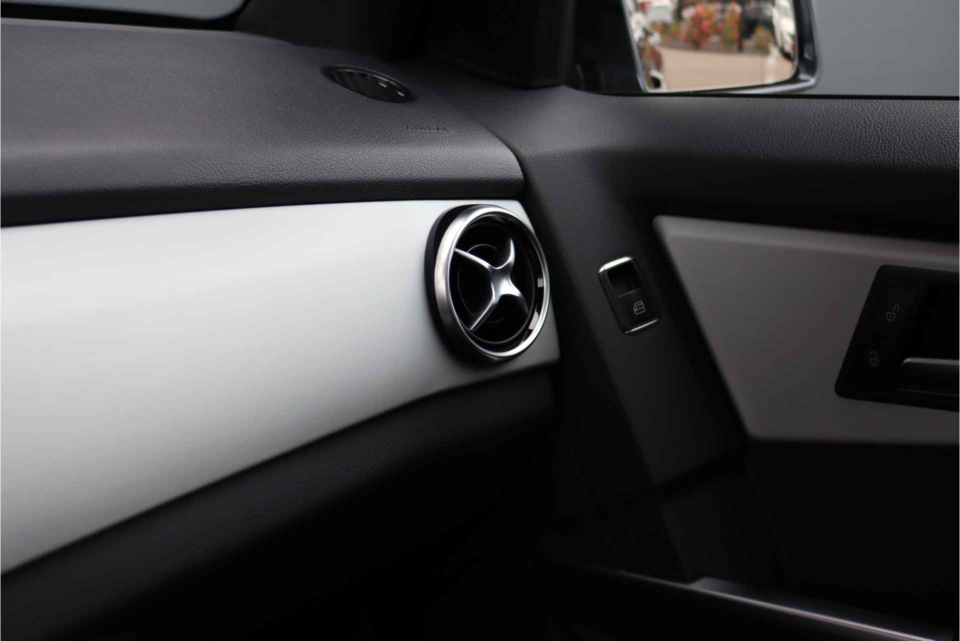 Mercedes-Benz GLK-Klasse 220 CDI AMG Line Aut7, Ambition, Panoramadak, Trekhaak, Intelligent Light System, Stoelverwarming, Cruise Control, Etc. - 17/32