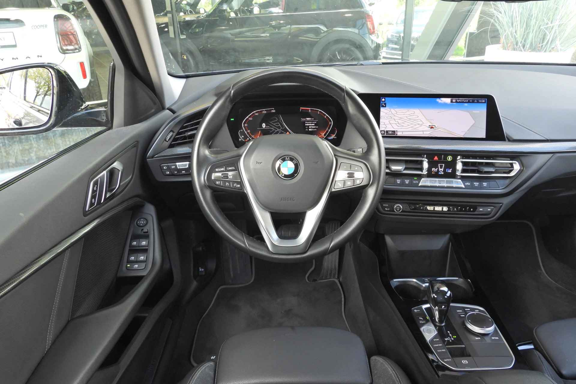 BMW 1-serie 118i Executive Sport Line Automaat / Sportstoelen / LED / Live Cockpit Professional / PDC voor + achter / Cruise Control - 4/34