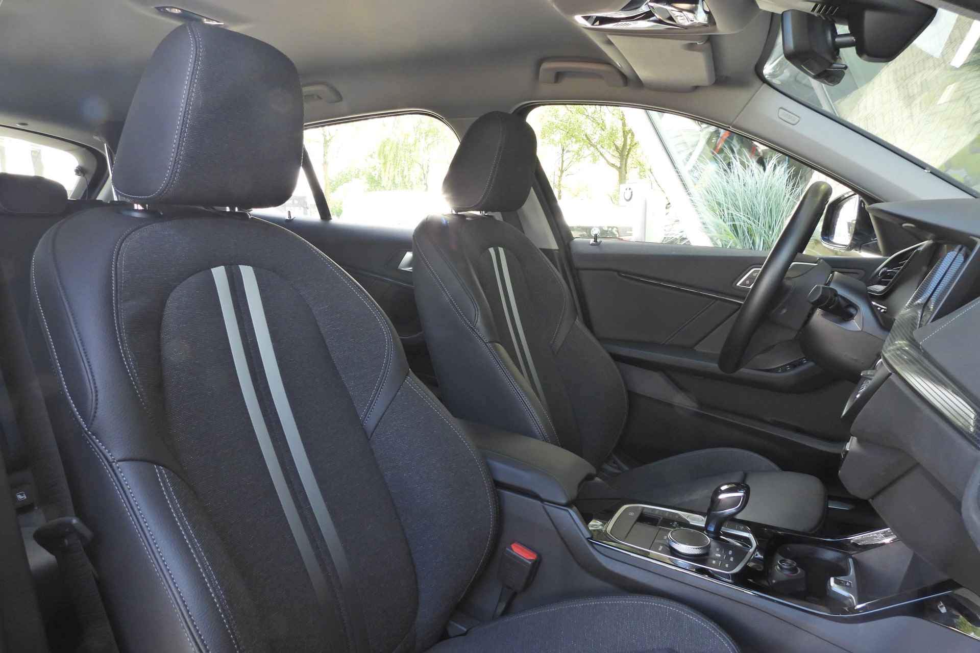 BMW 1-serie 118i Executive Sport Line Automaat / Sportstoelen / LED / Live Cockpit Professional / PDC voor + achter / Cruise Control - 6/34