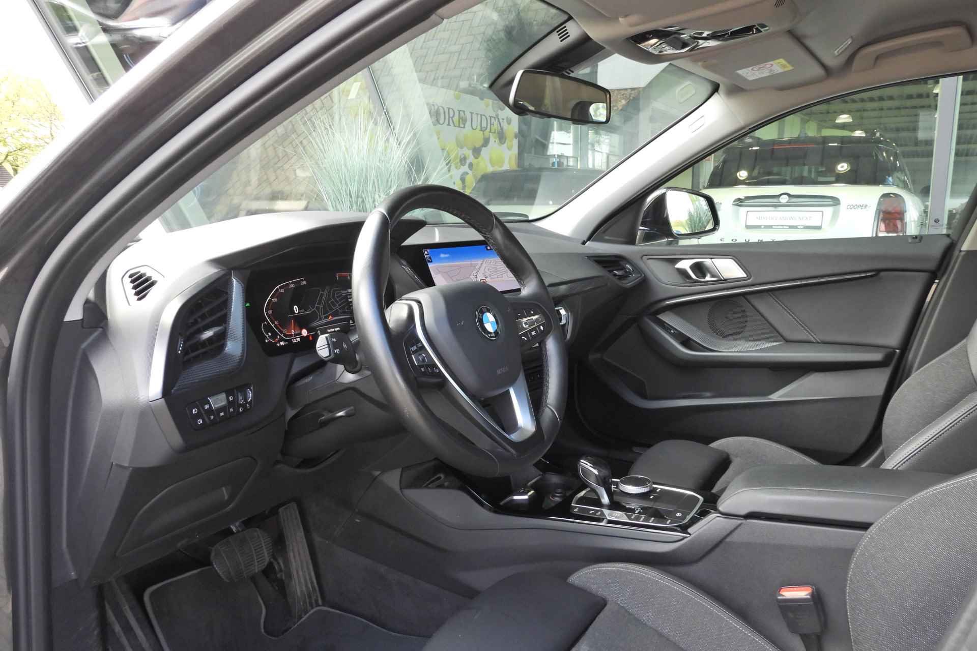 BMW 1-serie 118i Executive Sport Line Automaat / Sportstoelen / LED / Live Cockpit Professional / PDC voor + achter / Cruise Control - 17/34