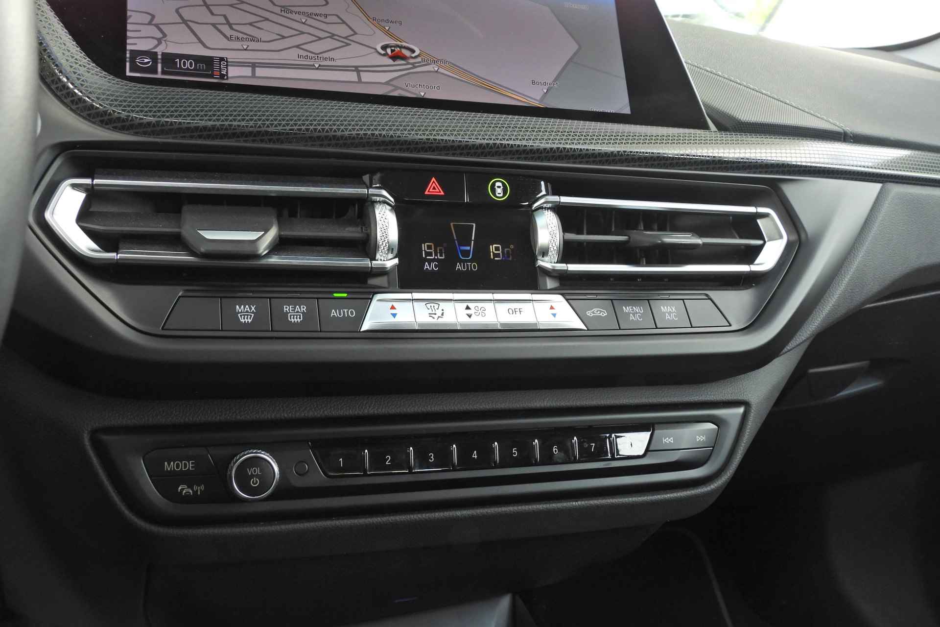 BMW 1-serie 118i Executive Sport Line Automaat / Sportstoelen / LED / Live Cockpit Professional / PDC voor + achter / Cruise Control - 31/34