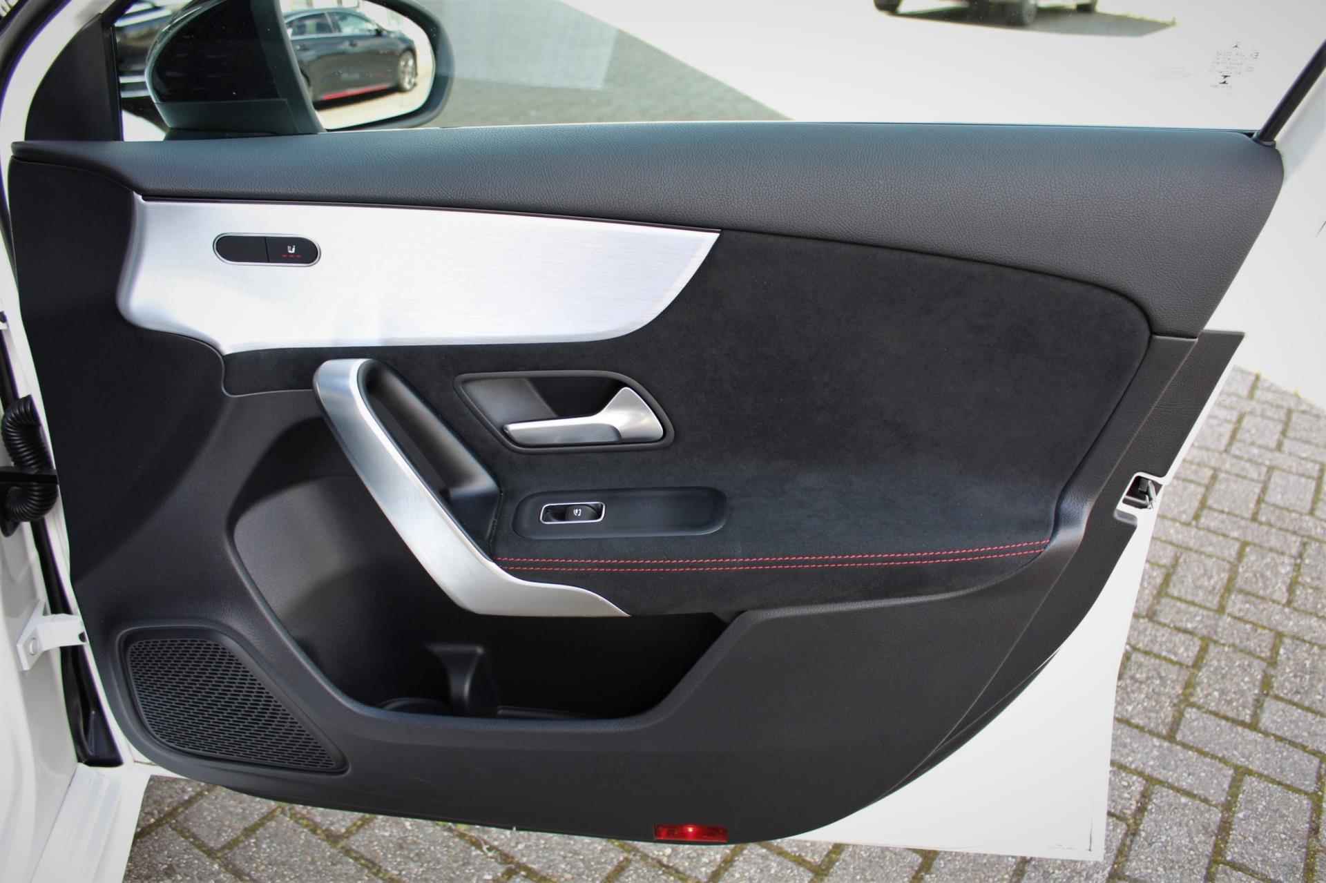 Mercedes-Benz A-klasse 200 AMG-Line Automaat | NIGHT | CAMERA | LED | INPARKEERSYSTEEM | - 24/34