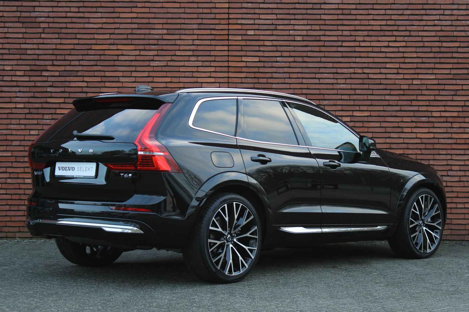 Volvo XC60 T6 AWD AUT8 350PK Essential Edition Bright | Adaptieve Cruise Control, Pilot Assist, BLIS, Parkeersensoren voor en achter, Parkeercamera, Extra getint glas, 22" Lichtmetalen velgen, Lederen bekleding, Stoelverwarming, Stuurwielverwarming, - 2/24