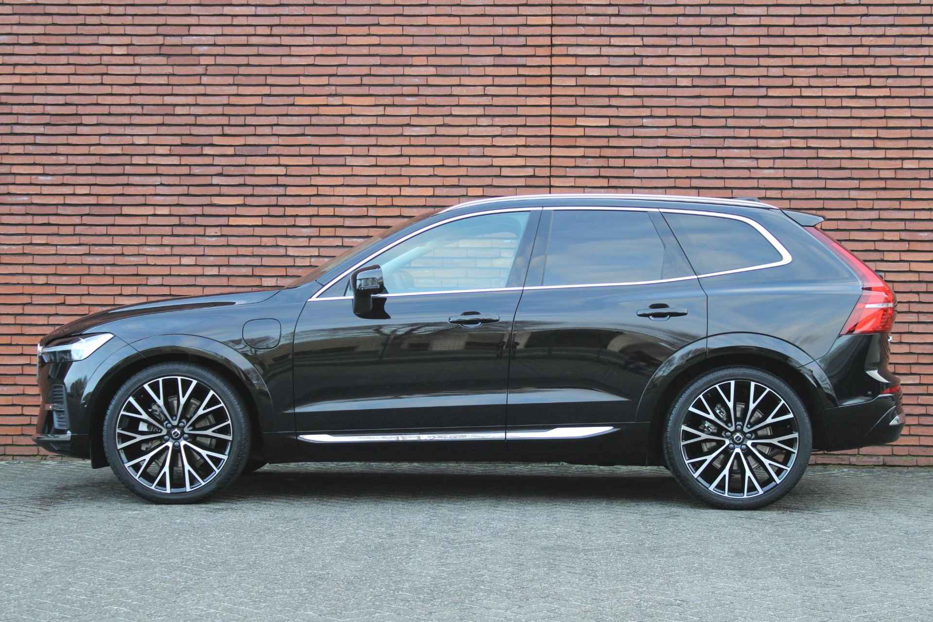 Volvo XC60 T6 AWD AUT8 350PK Essential Edition Bright | Adaptieve Cruise Control, Pilot Assist, BLIS, Parkeersensoren voor en achter, Parkeercamera, Extra getint glas, 22" Lichtmetalen velgen, Lederen bekleding, Stoelverwarming, Stuurwielverwarming, - 9/24