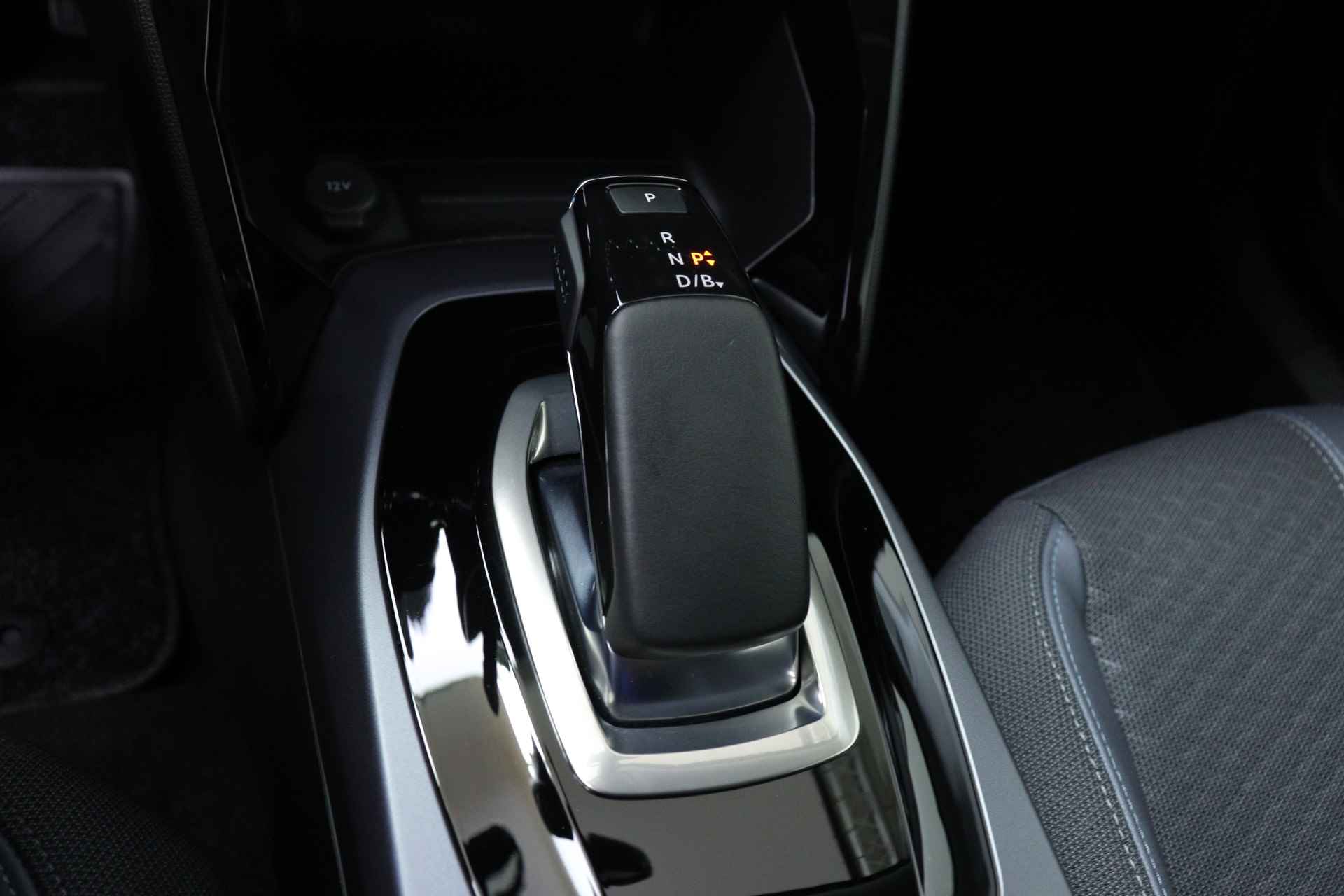 Peugeot e-2008 EV 50 kWh 136 pk Allure Automaat | Navi by app | Camera | Clima | Cruise | Pdc | Lmv 17 " | - 16/31