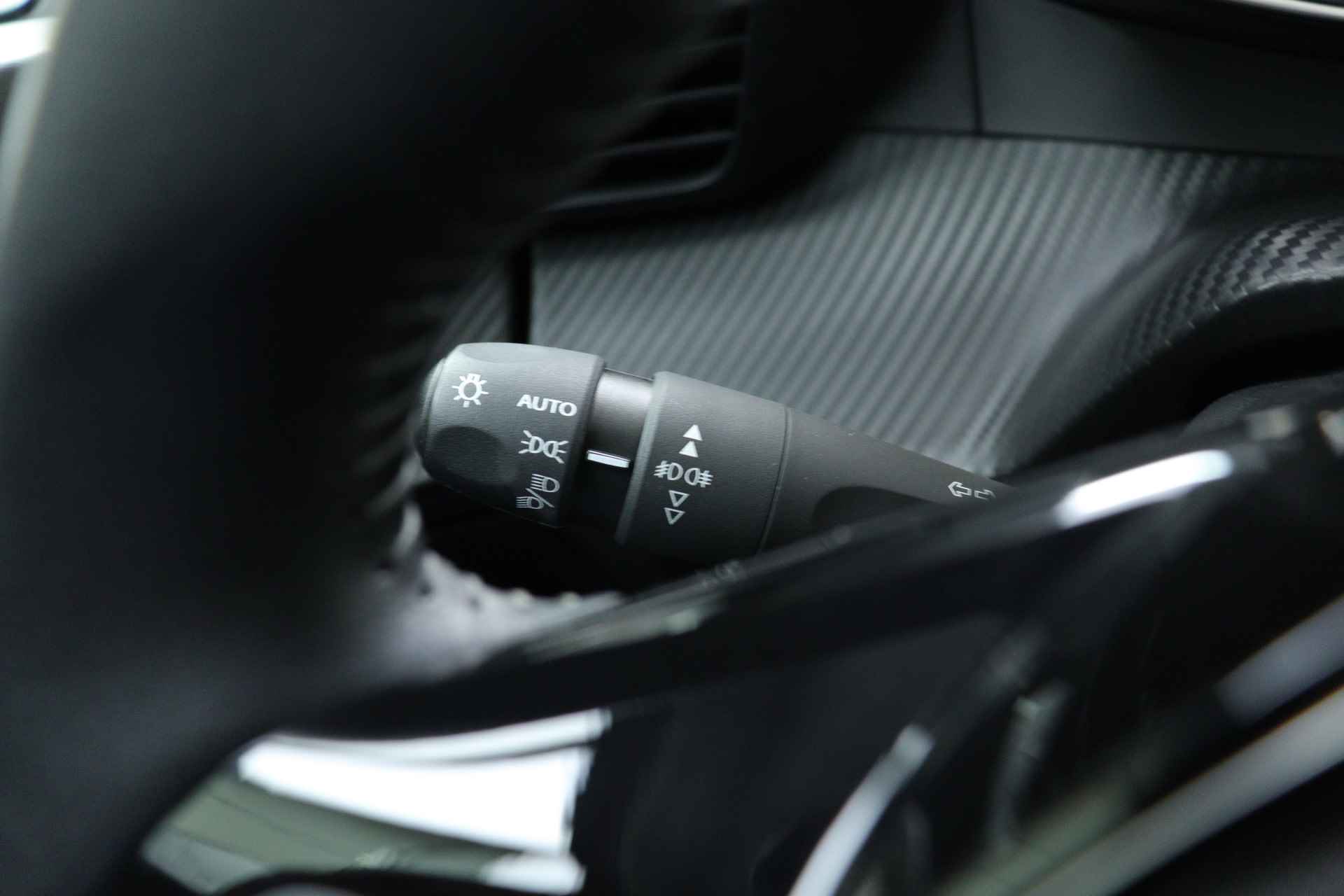 Peugeot e-2008 EV 50 kWh 136 pk Allure Automaat | Navi by app | Camera | Clima | Cruise | Pdc | Lmv 17 " | - 19/31