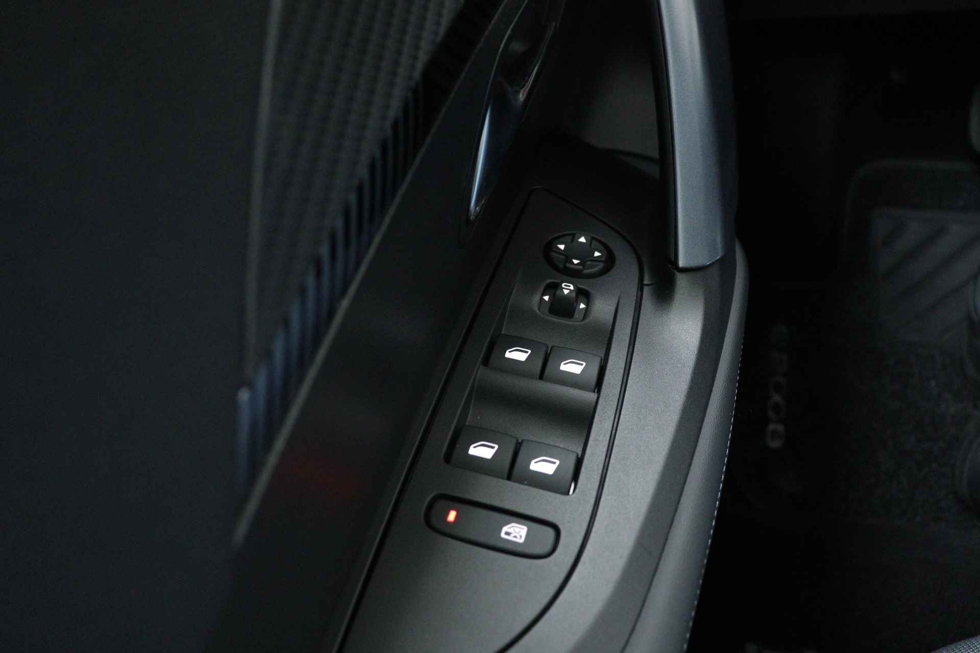 Peugeot e-2008 EV 50 kWh 136 pk Allure Automaat | Navi by app | Camera | Clima | Cruise | Pdc | Lmv 17 " | - 20/31