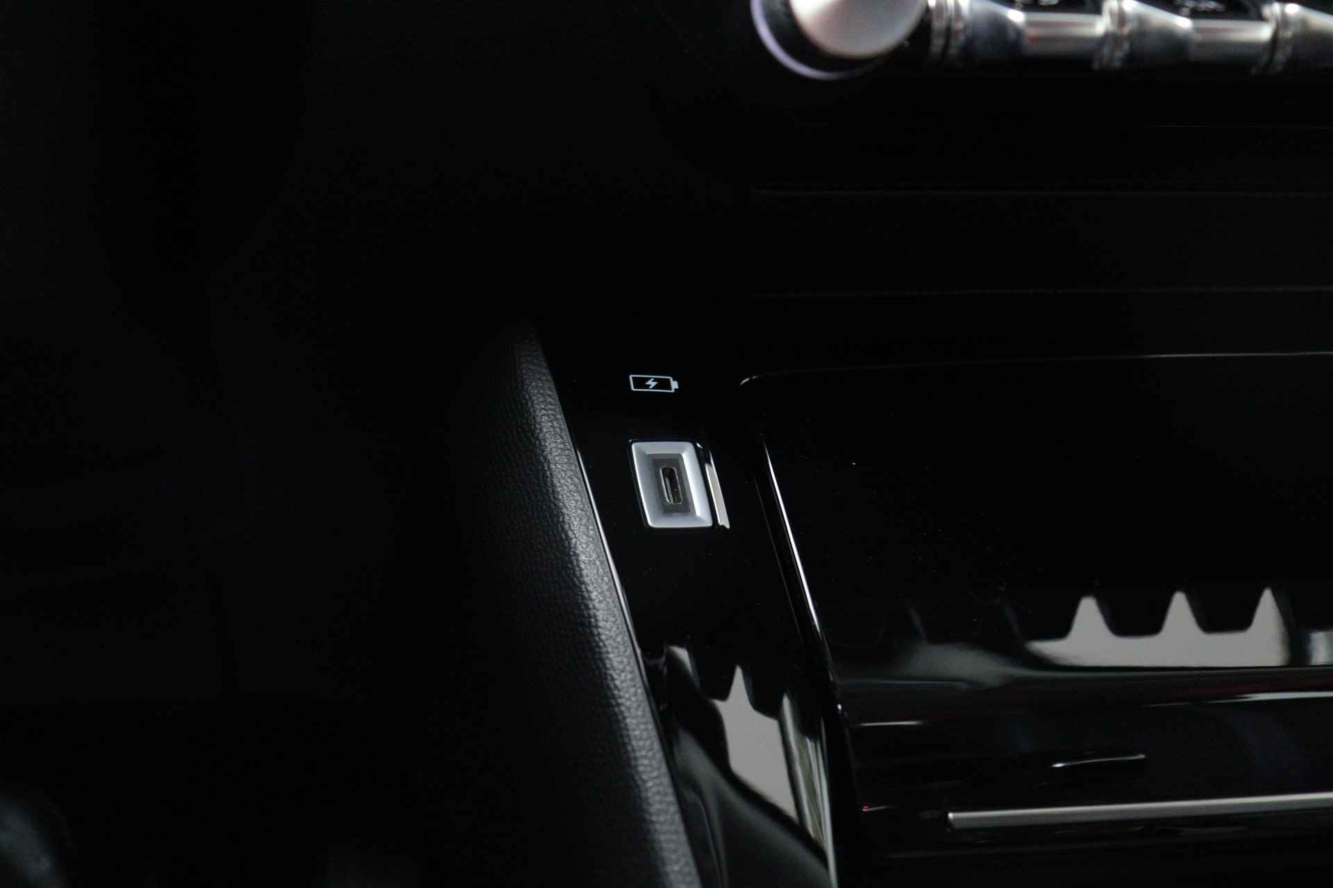 Peugeot e-2008 EV 50 kWh 136 pk Allure Automaat | Navi by app | Camera | Clima | Cruise | Pdc | Lmv 17 " | - 25/31