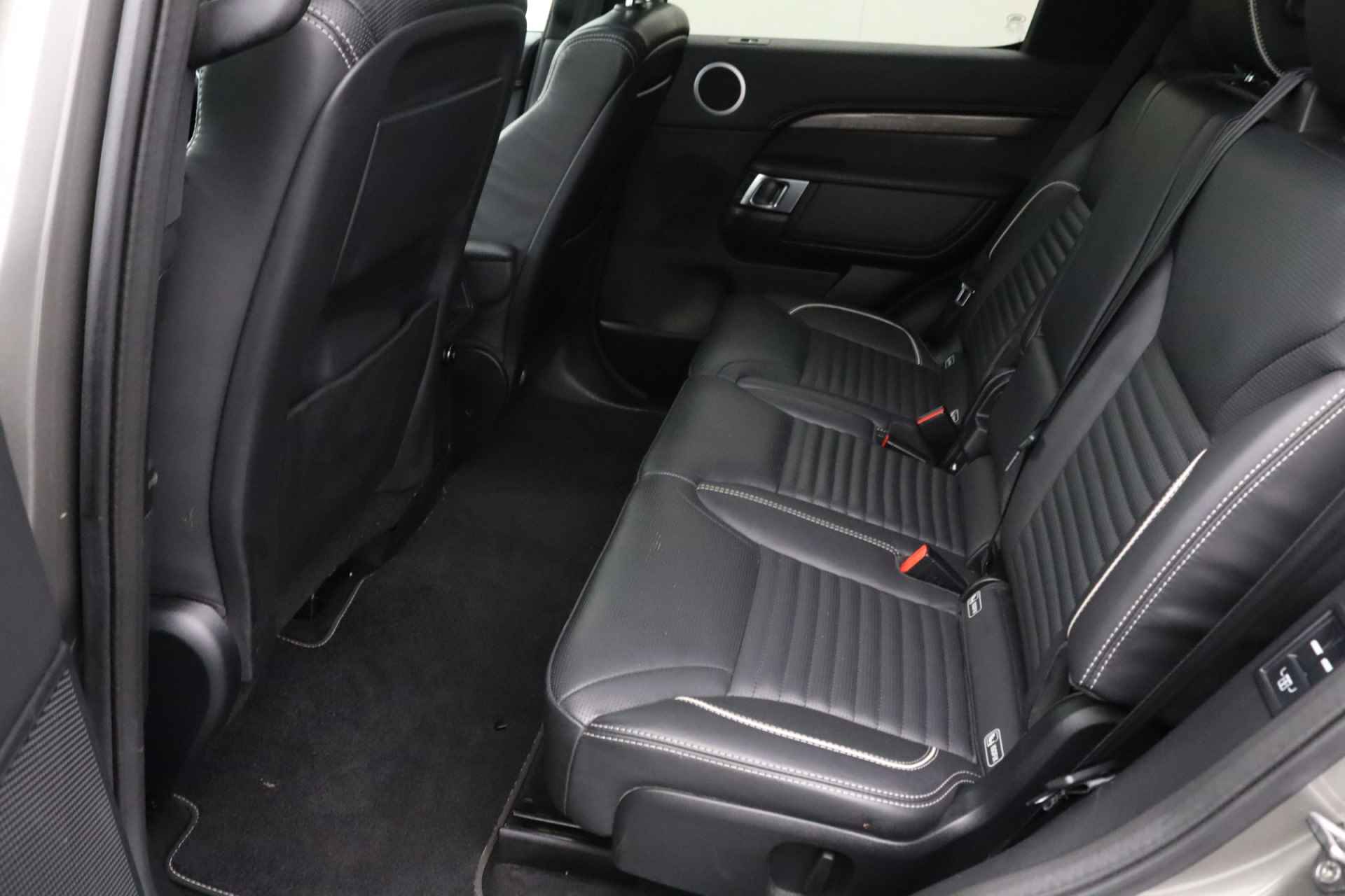 Land Rover Discovery 3.0 P300 R-Dynamic HSE 7p. | Luxe lederen bekleding | Elektrisch glazen panoramadak | LED verlichting - 28/32