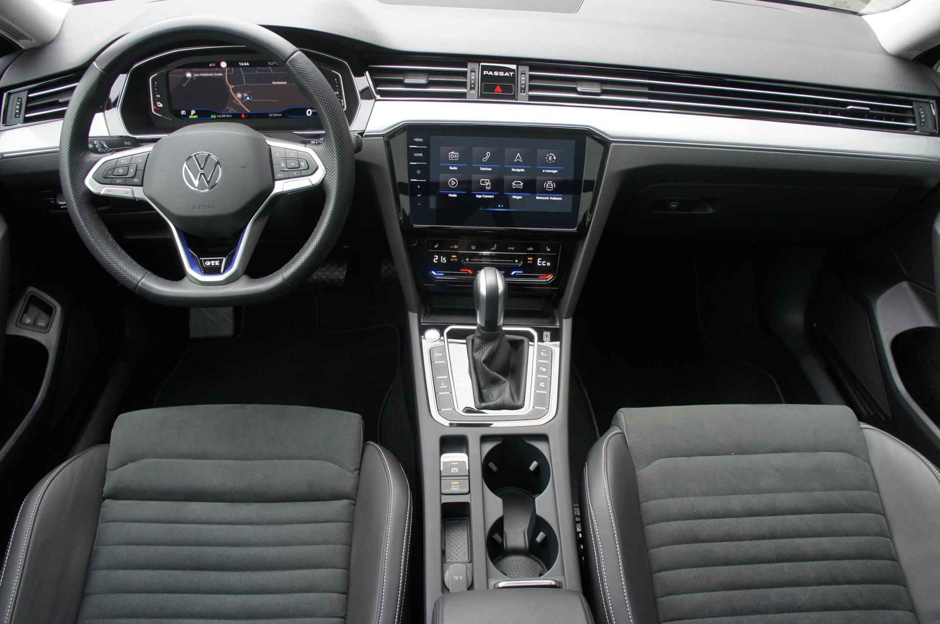 Volkswagen Passat Variant 1.4 TSI PHEV GTE Business | Pano | 360° Camera | Wegkl. Trekhaak | LED-Matrix | 18" - 10/25