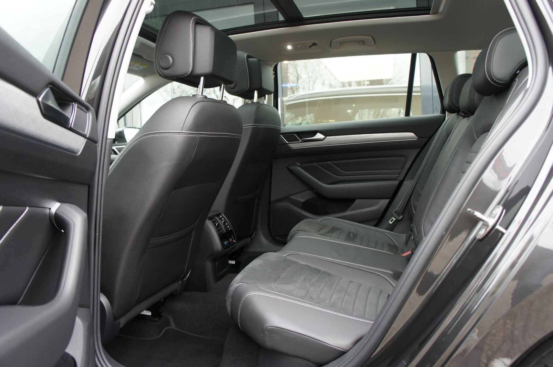 Volkswagen Passat Variant 1.4 TSI PHEV GTE Business | Pano | 360° Camera | Wegkl. Trekhaak | LED-Matrix | 18" - 12/25