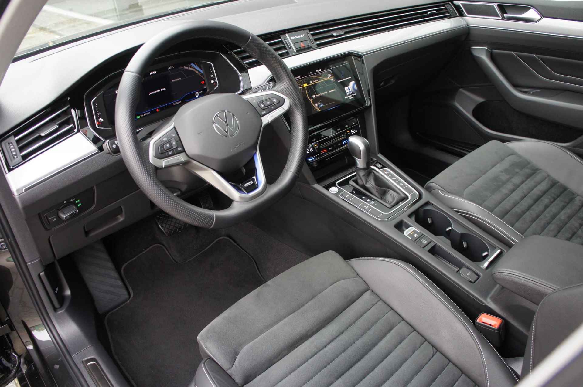 Volkswagen Passat Variant 1.4 TSI PHEV GTE Business | Pano | 360° Camera | Wegkl. Trekhaak | LED-Matrix | 18" - 16/25