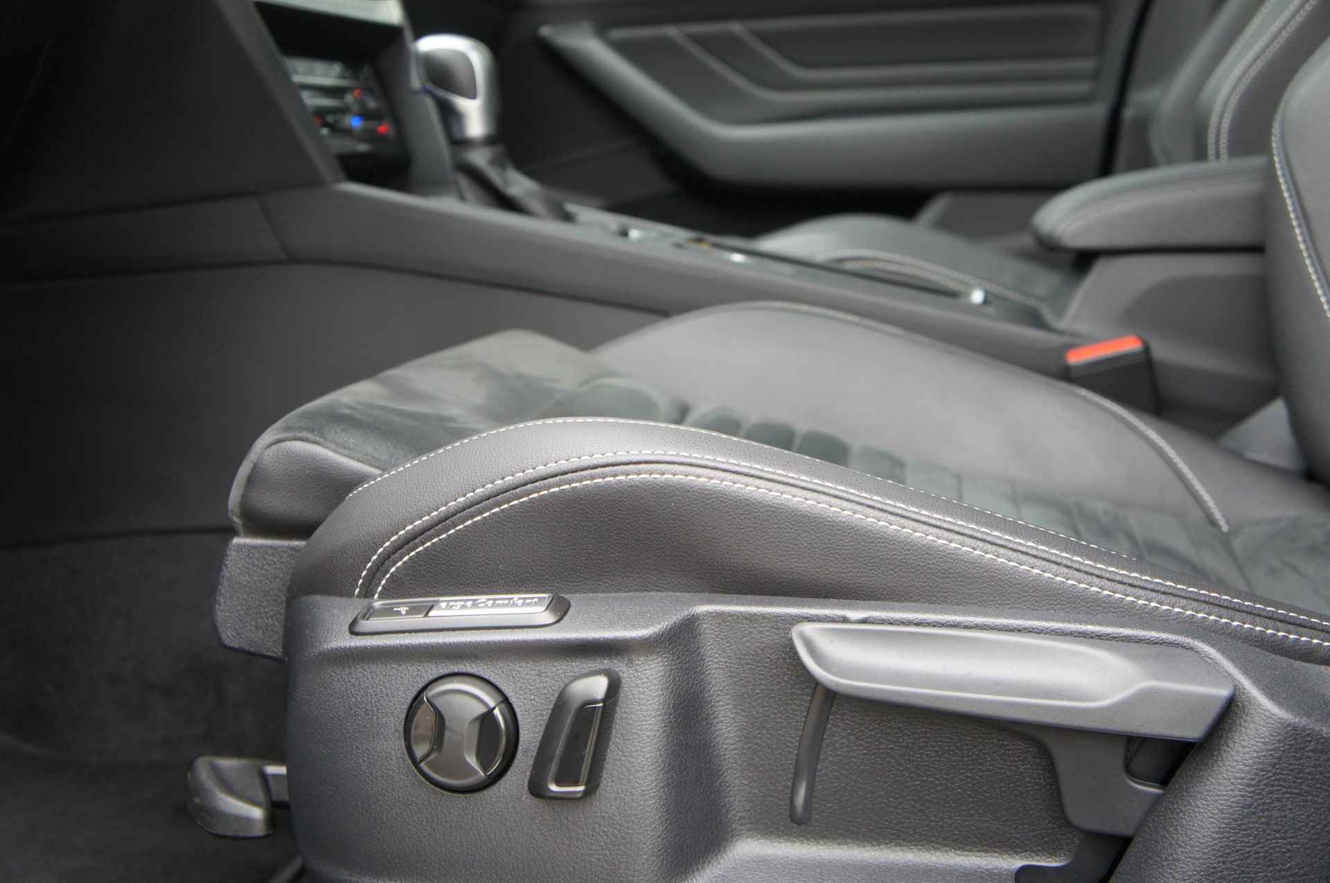 Volkswagen Passat Variant 1.4 TSI PHEV GTE Business | Pano | 360° Camera | Wegkl. Trekhaak | LED-Matrix | 18" - 19/25