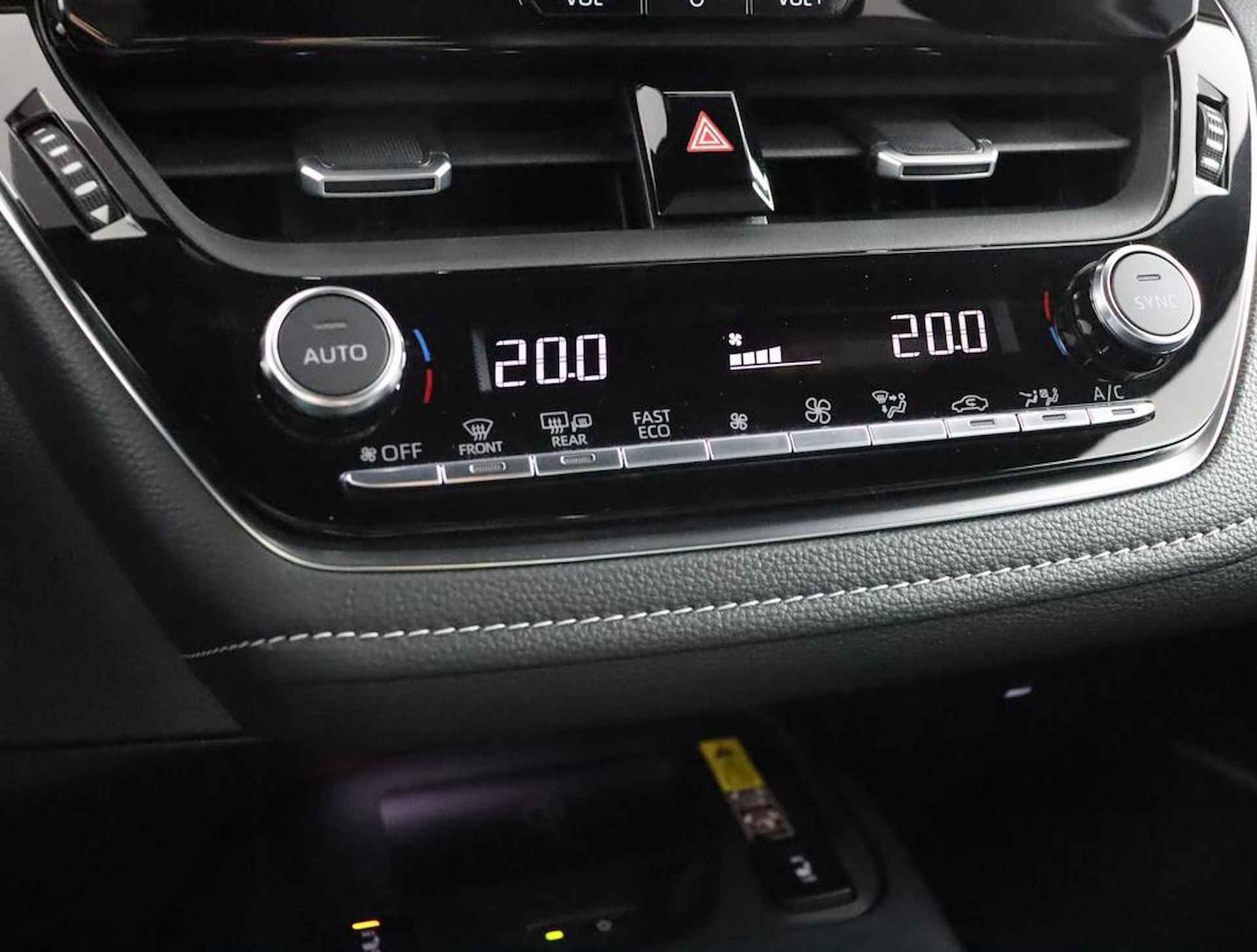 Toyota Corolla Touring Sports 1.8 Hybrid First Edition | Navigatie | Parkeer sensoren voor + achter | Stoelverwarming | - 7/55