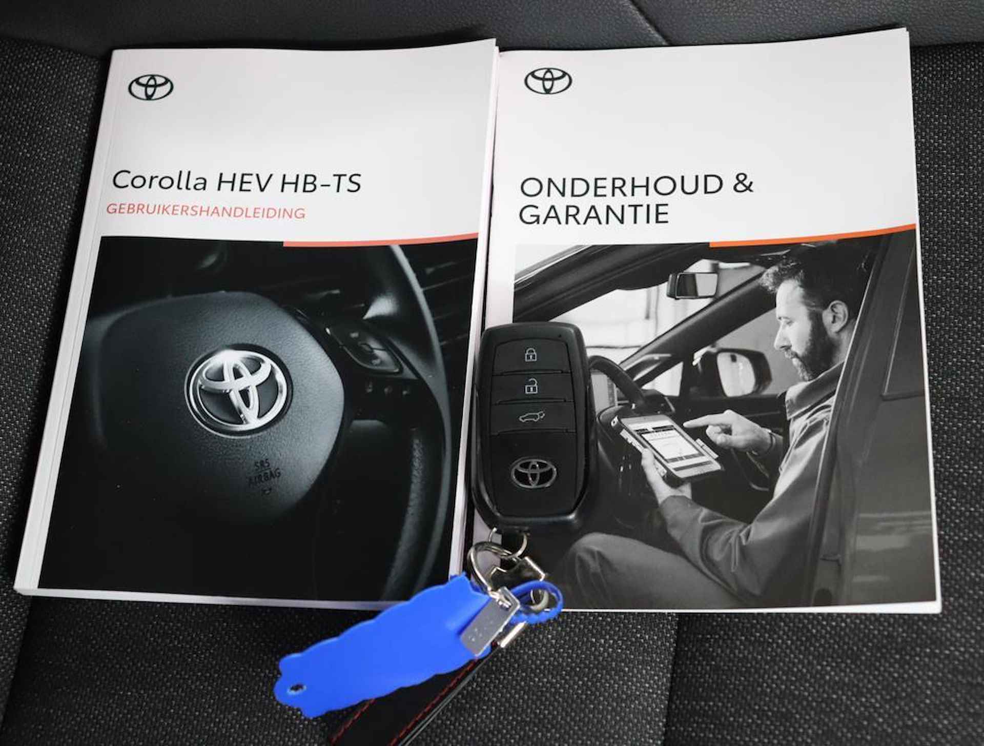 Toyota Corolla Touring Sports 1.8 Hybrid First Edition | Navigatie | Parkeer sensoren voor + achter | Stoelverwarming | - 11/55