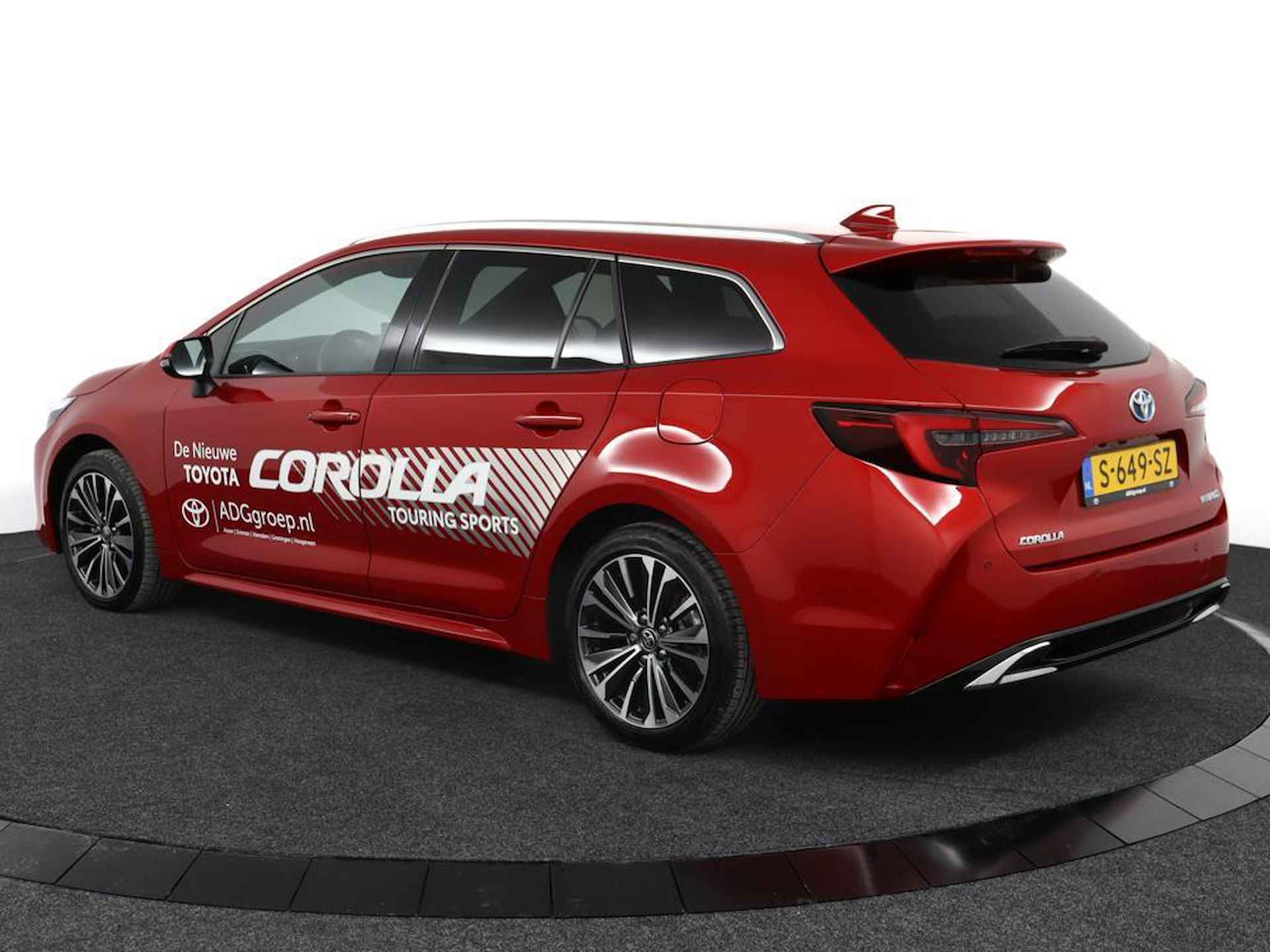 Toyota Corolla Touring Sports 1.8 Hybrid First Edition | Navigatie | Parkeer sensoren voor + achter | Stoelverwarming | - 12/55