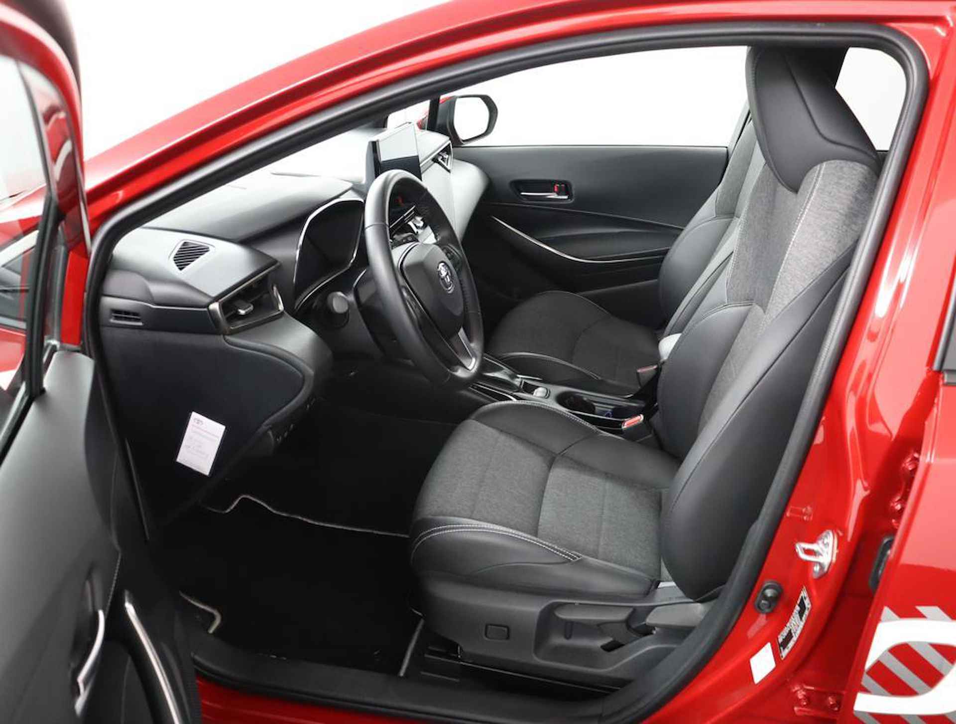 Toyota Corolla Touring Sports 1.8 Hybrid First Edition | Navigatie | Parkeer sensoren voor + achter | Stoelverwarming | - 17/55