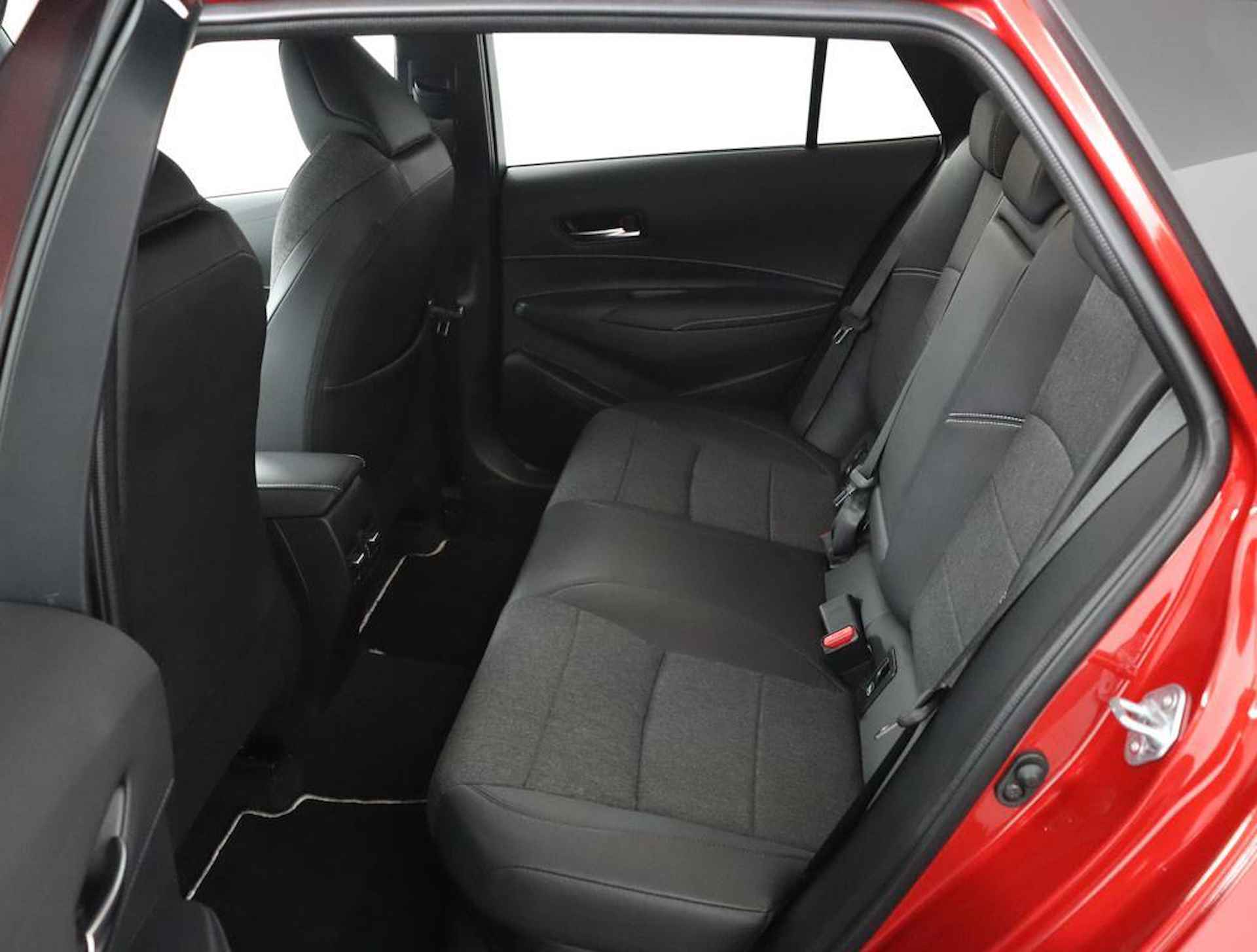 Toyota Corolla Touring Sports 1.8 Hybrid First Edition | Navigatie | Parkeer sensoren voor + achter | Stoelverwarming | - 18/55