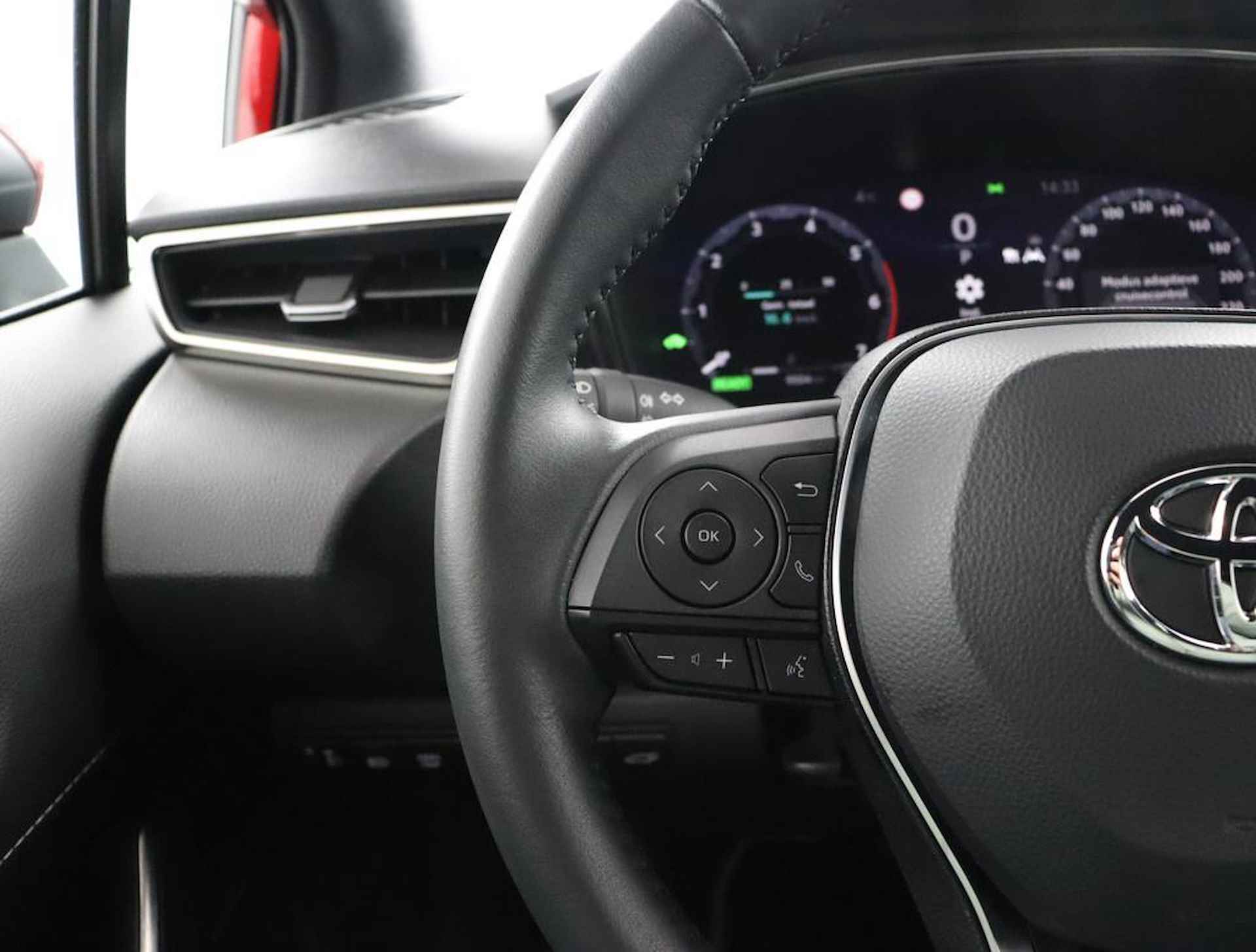 Toyota Corolla Touring Sports 1.8 Hybrid First Edition | Navigatie | Parkeer sensoren voor + achter | Stoelverwarming | - 19/55