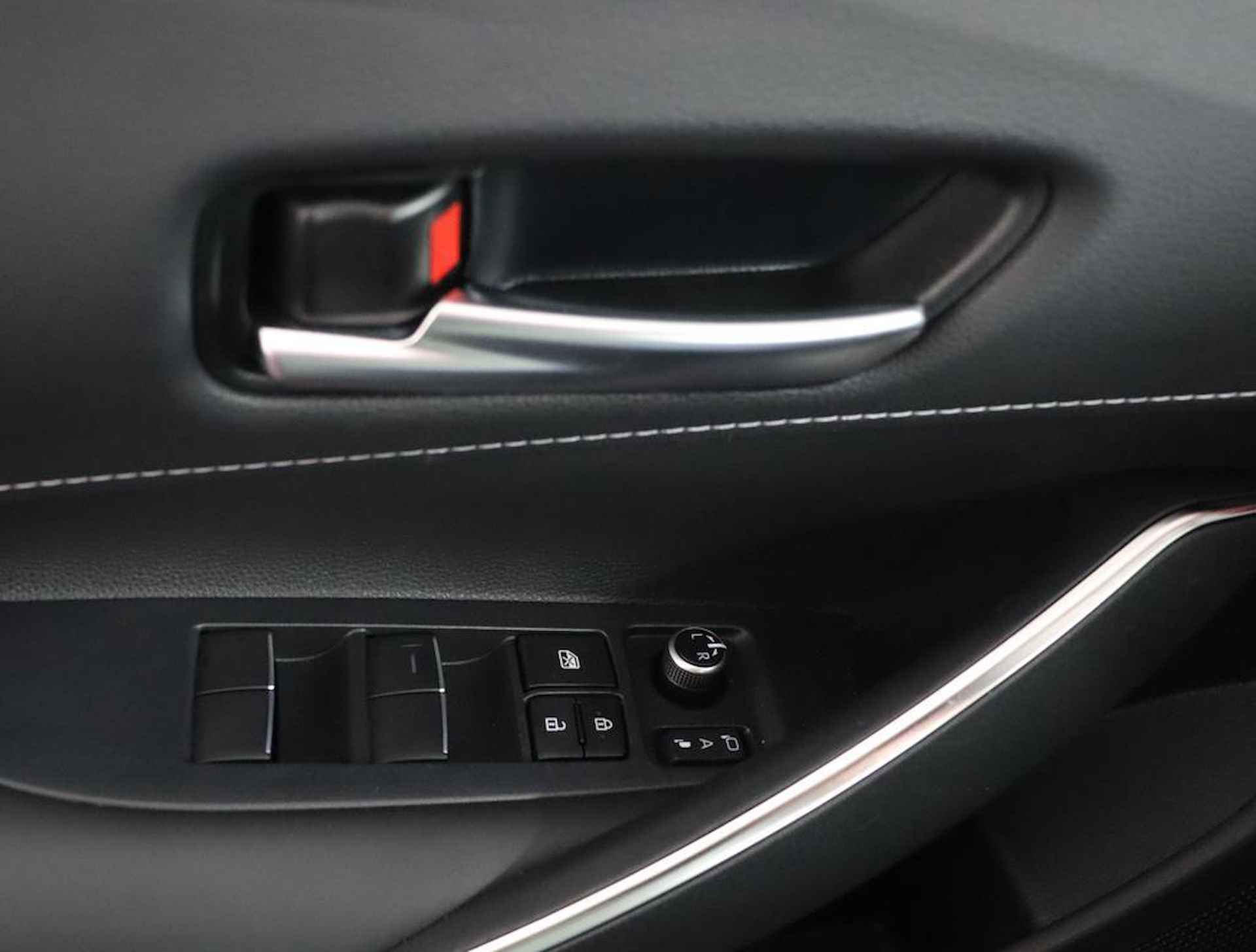 Toyota Corolla Touring Sports 1.8 Hybrid First Edition | Navigatie | Parkeer sensoren voor + achter | Stoelverwarming | - 28/55