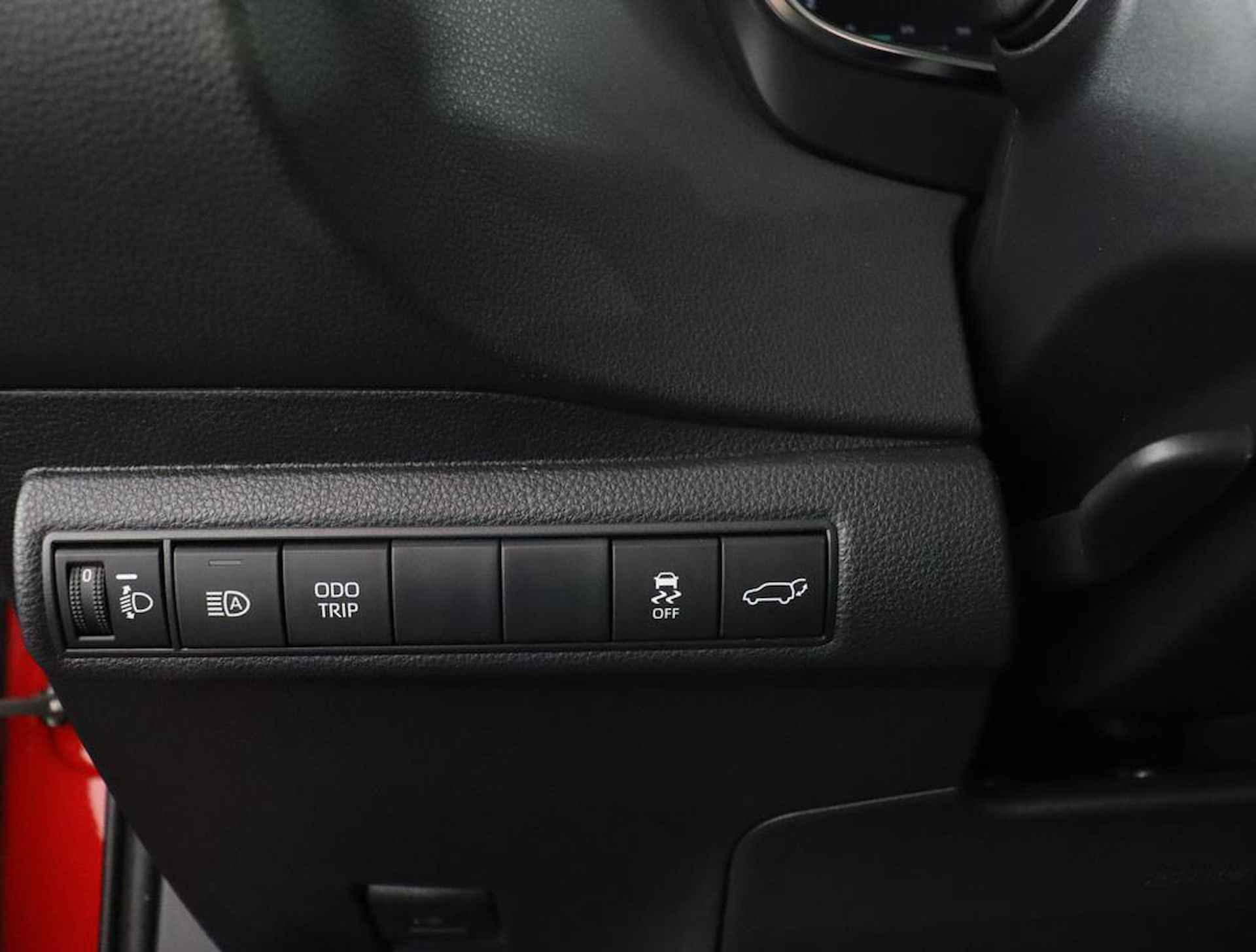 Toyota Corolla Touring Sports 1.8 Hybrid First Edition | Navigatie | Parkeer sensoren voor + achter | Stoelverwarming | - 29/55
