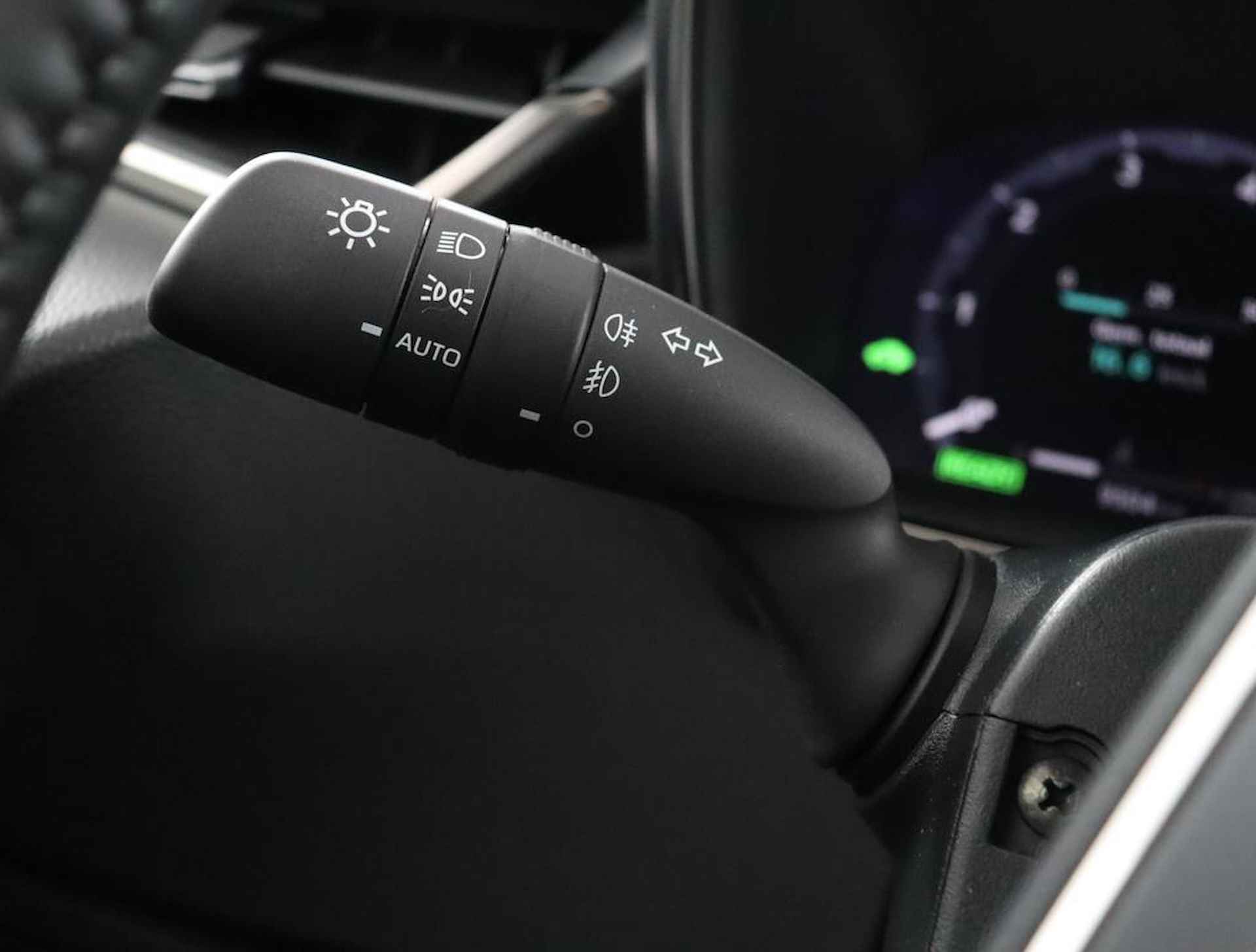 Toyota Corolla Touring Sports 1.8 Hybrid First Edition | Navigatie | Parkeer sensoren voor + achter | Stoelverwarming | - 30/55