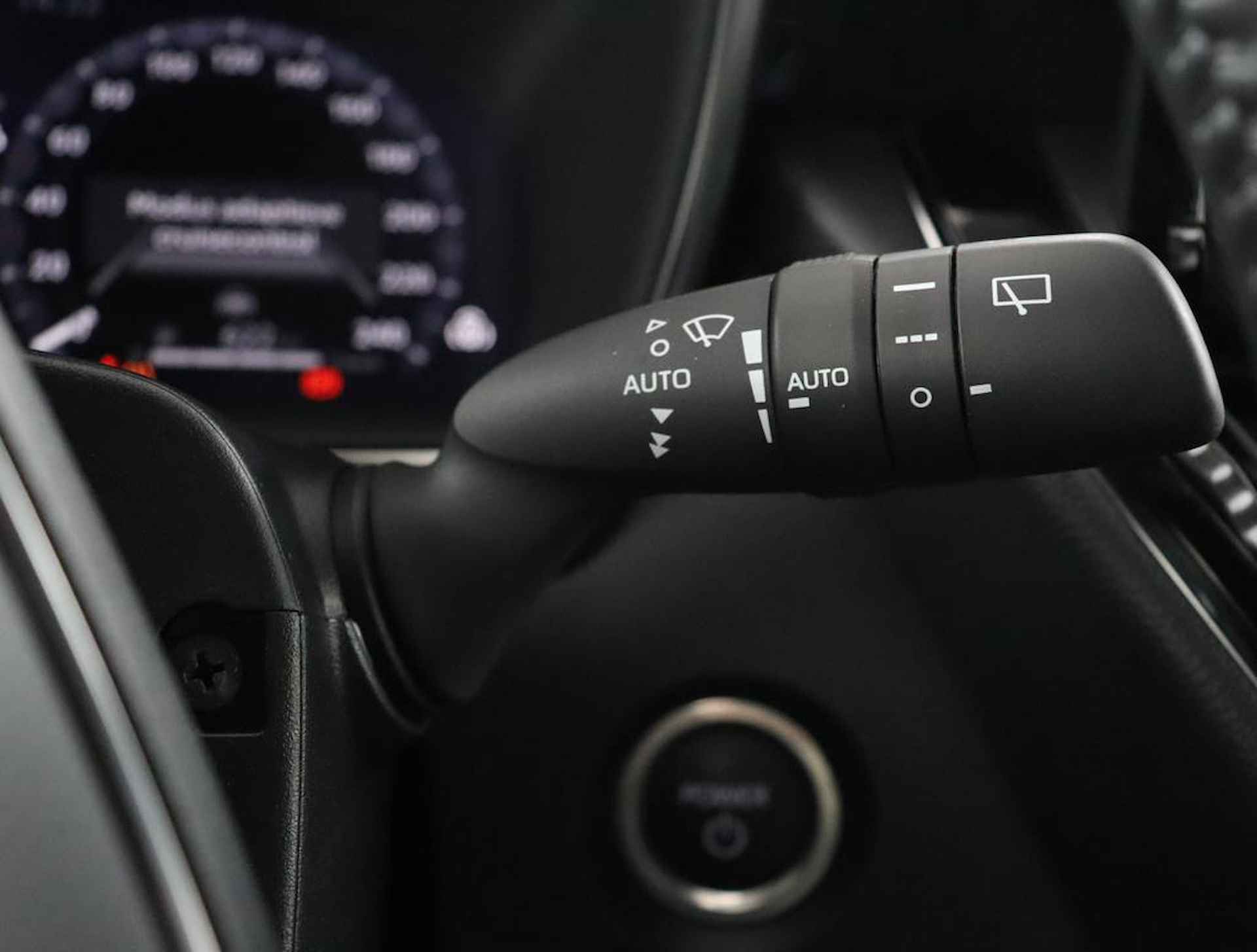 Toyota Corolla Touring Sports 1.8 Hybrid First Edition | Navigatie | Parkeer sensoren voor + achter | Stoelverwarming | - 31/55