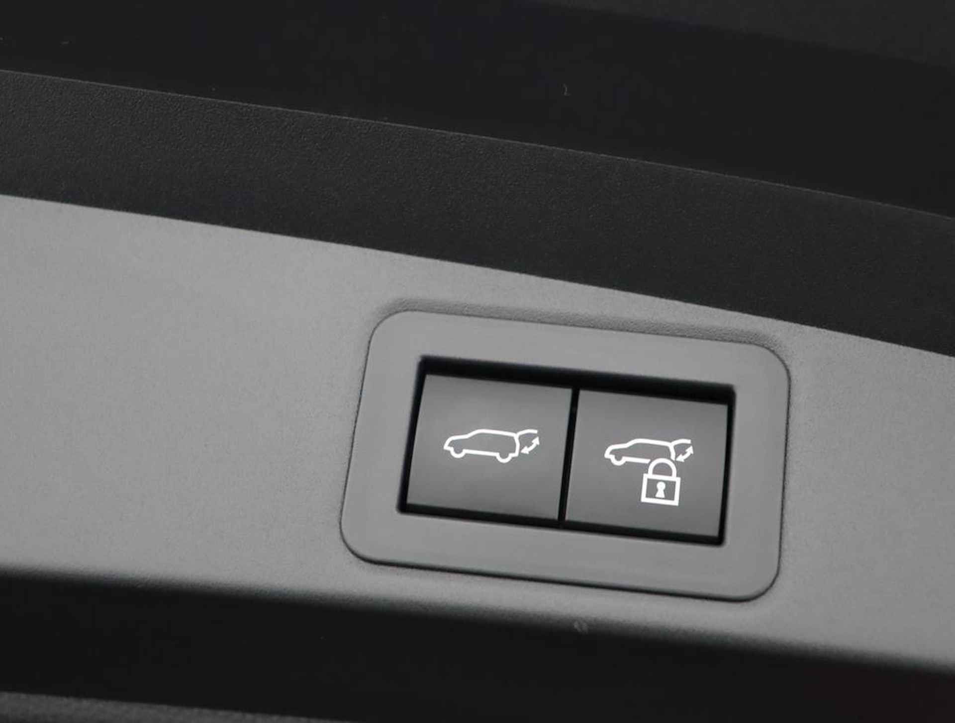 Toyota Corolla Touring Sports 1.8 Hybrid First Edition | Navigatie | Parkeer sensoren voor + achter | Stoelverwarming | - 38/55