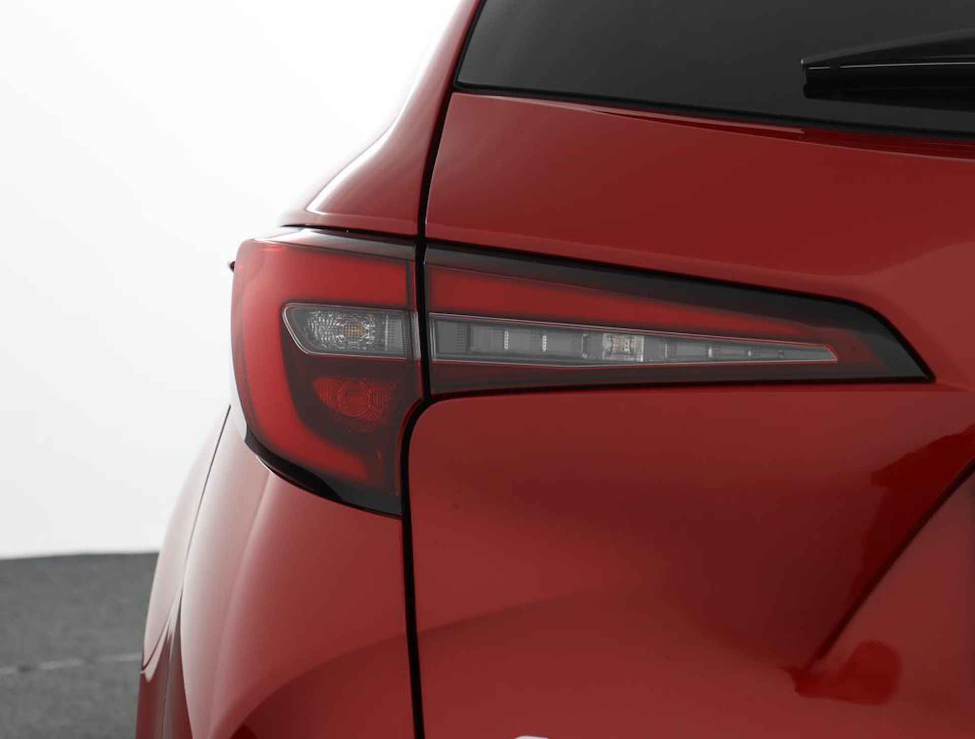 Toyota Corolla Touring Sports 1.8 Hybrid First Edition | Navigatie | Parkeer sensoren voor + achter | Stoelverwarming | - 41/55