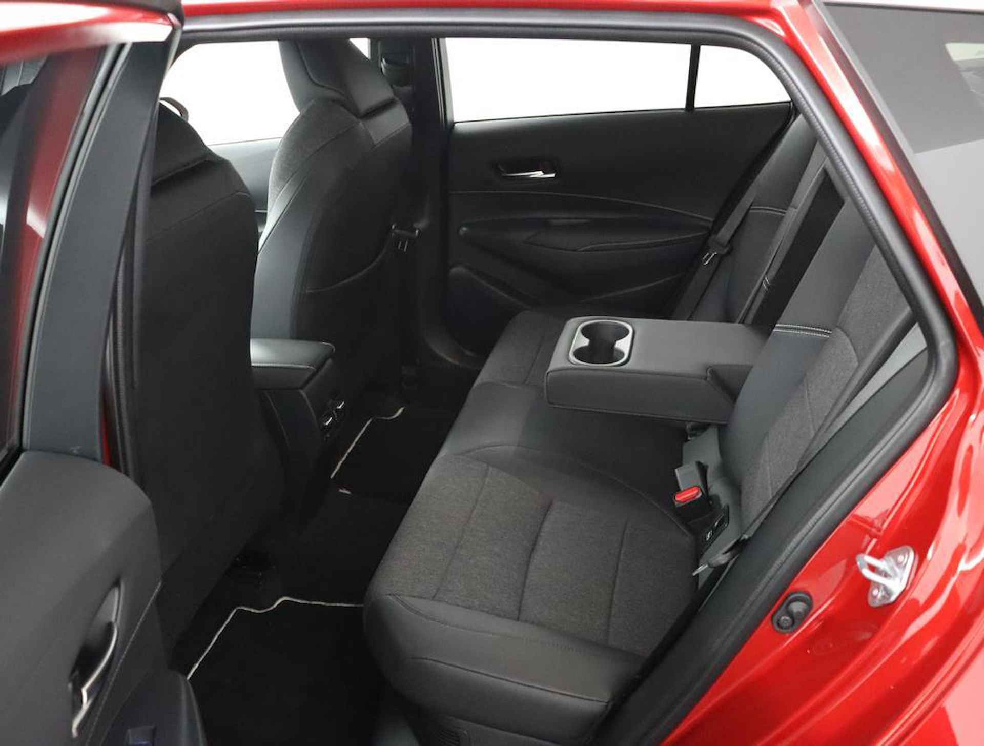 Toyota Corolla Touring Sports 1.8 Hybrid First Edition | Navigatie | Parkeer sensoren voor + achter | Stoelverwarming | - 46/55