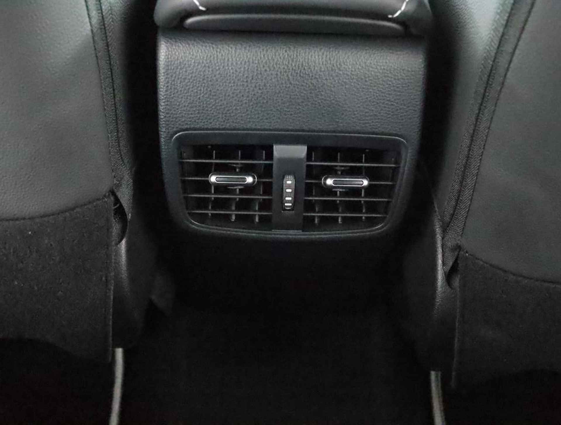 Toyota Corolla Touring Sports 1.8 Hybrid First Edition | Navigatie | Parkeer sensoren voor + achter | Stoelverwarming | - 47/55