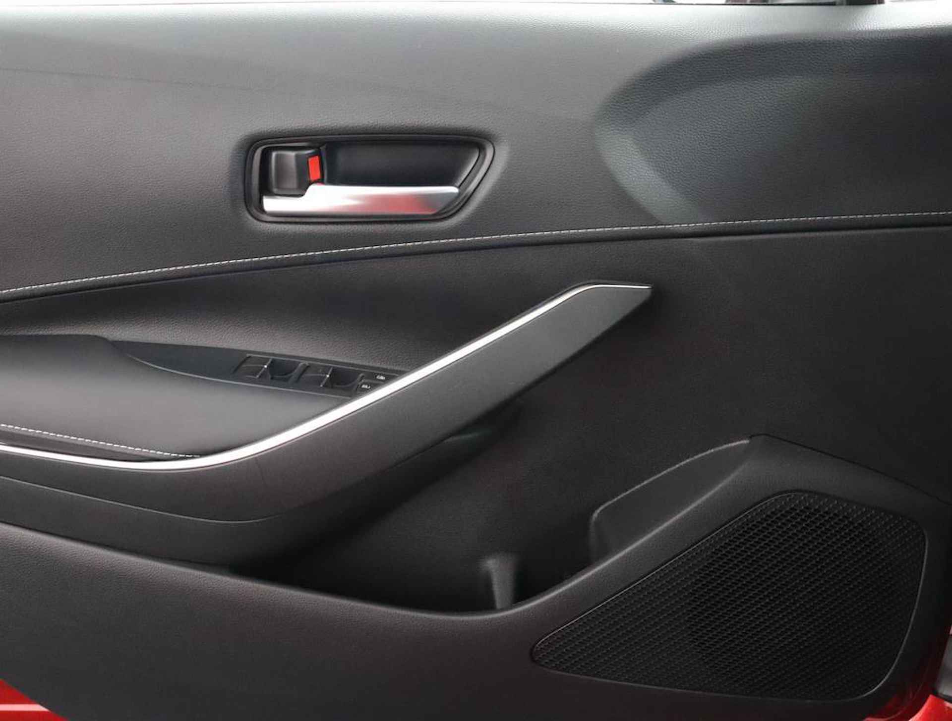 Toyota Corolla Touring Sports 1.8 Hybrid First Edition | Navigatie | Parkeer sensoren voor + achter | Stoelverwarming | - 48/55