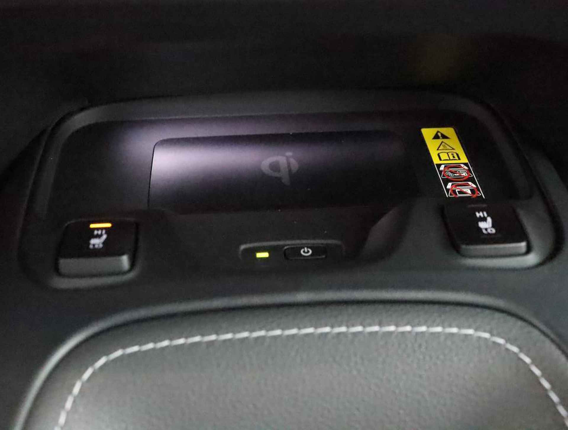Toyota Corolla Touring Sports 1.8 Hybrid First Edition | Navigatie | Parkeer sensoren voor + achter | Stoelverwarming | - 49/55