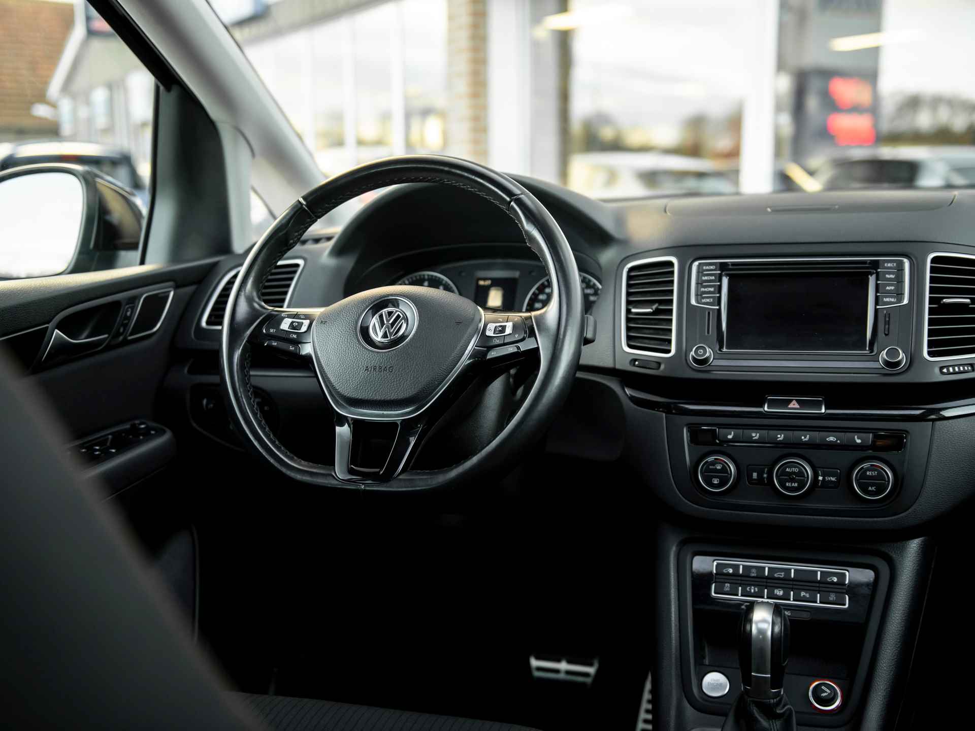 Volkswagen Sharan 2.0TSi DSG6 220pk Sound 7P | Dealeronderhouden! | Pano | El.schuifdeuren + Achterklep | El.trekhaak | Bi-Xenon | Navi | App-Connect | ACC | Keyless Entry | 2 kinderzitjes geïntegreerd - 19/56