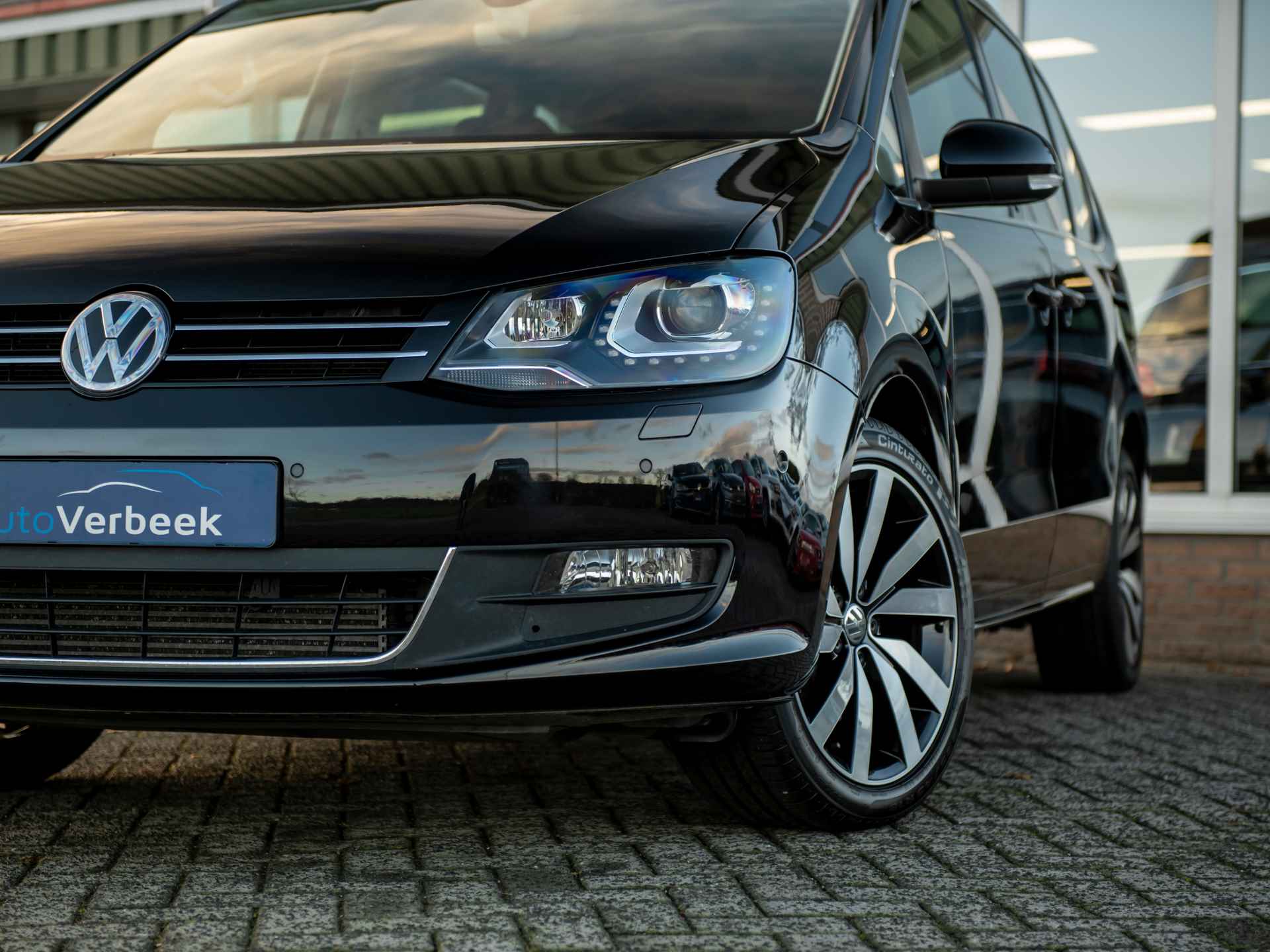 Volkswagen Sharan 2.0TSi DSG6 220pk Sound 7P | Dealeronderhouden! | Pano | El.schuifdeuren + Achterklep | El.trekhaak | Bi-Xenon | Navi | App-Connect | ACC | Keyless Entry | 2 kinderzitjes geïntegreerd - 27/56