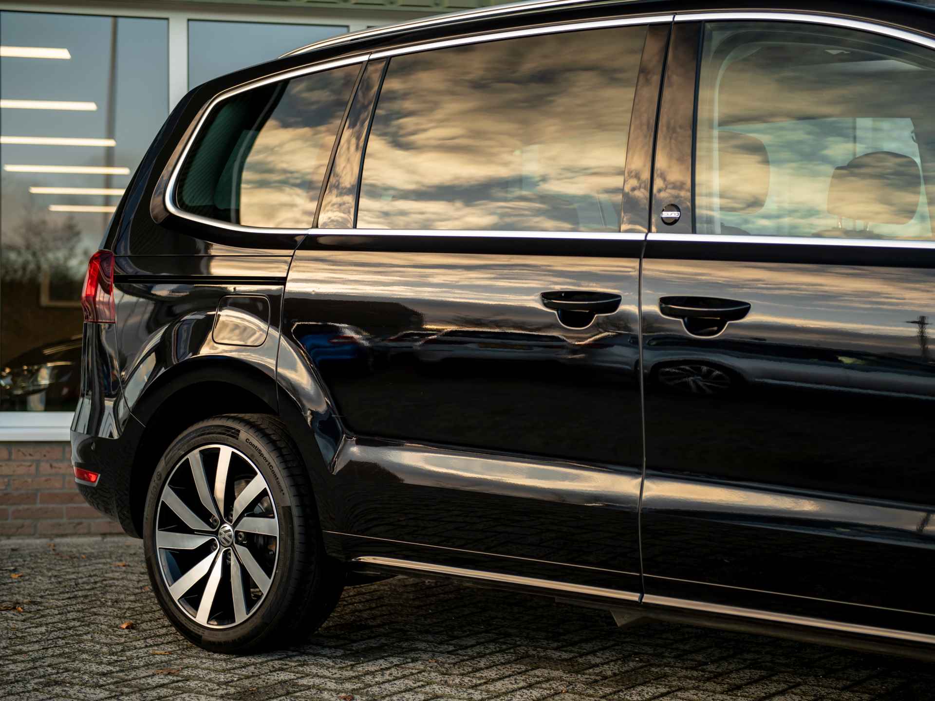 Volkswagen Sharan 2.0TSi DSG6 220pk Sound 7P | Dealeronderhouden! | Pano | El.schuifdeuren + Achterklep | El.trekhaak | Bi-Xenon | Navi | App-Connect | ACC | Keyless Entry | 2 kinderzitjes geïntegreerd - 32/56