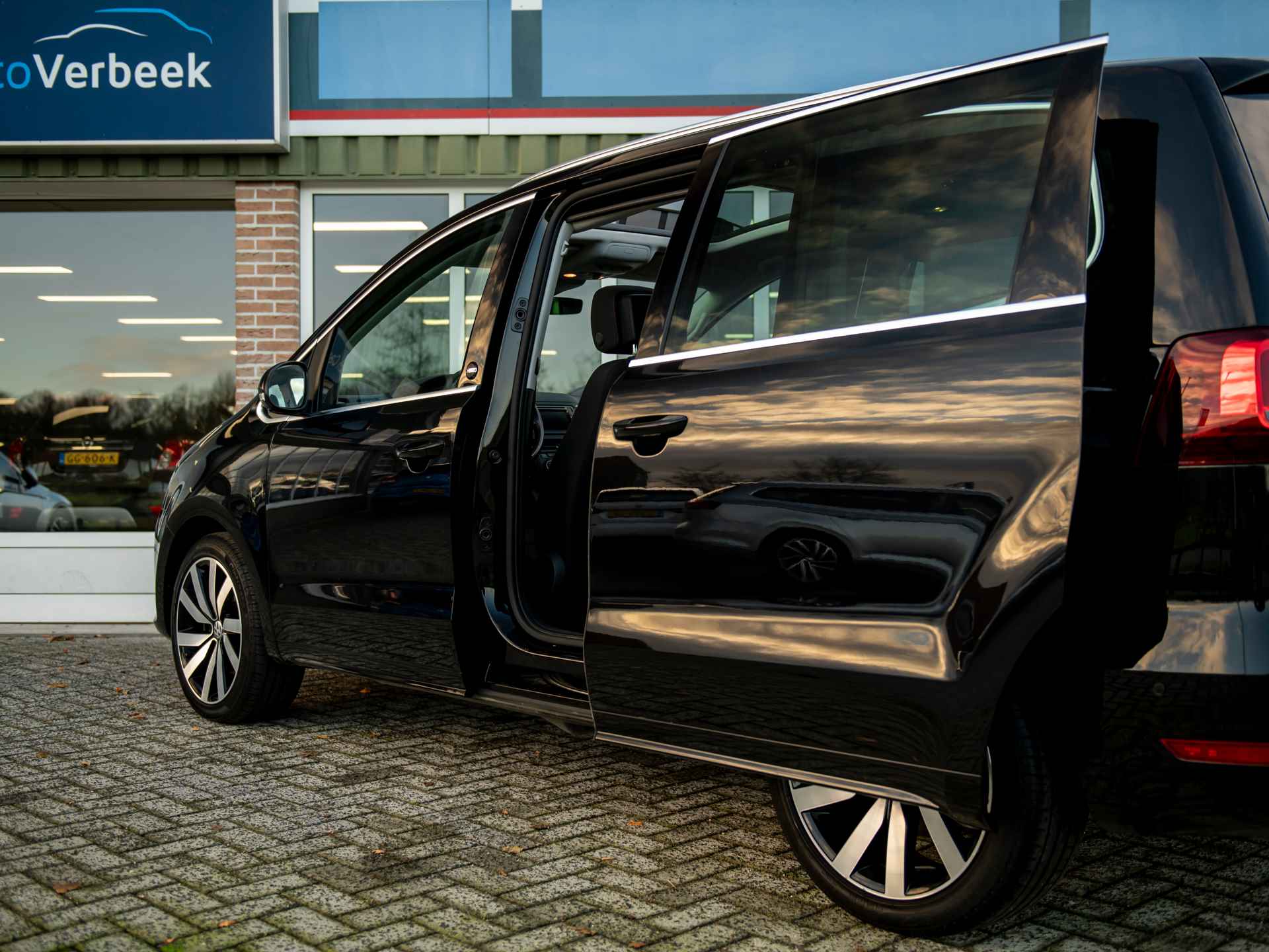 Volkswagen Sharan 2.0TSi DSG6 220pk Sound 7P | Dealeronderhouden! | Pano | El.schuifdeuren + Achterklep | El.trekhaak | Bi-Xenon | Navi | App-Connect | ACC | Keyless Entry | 2 kinderzitjes geïntegreerd - 46/56