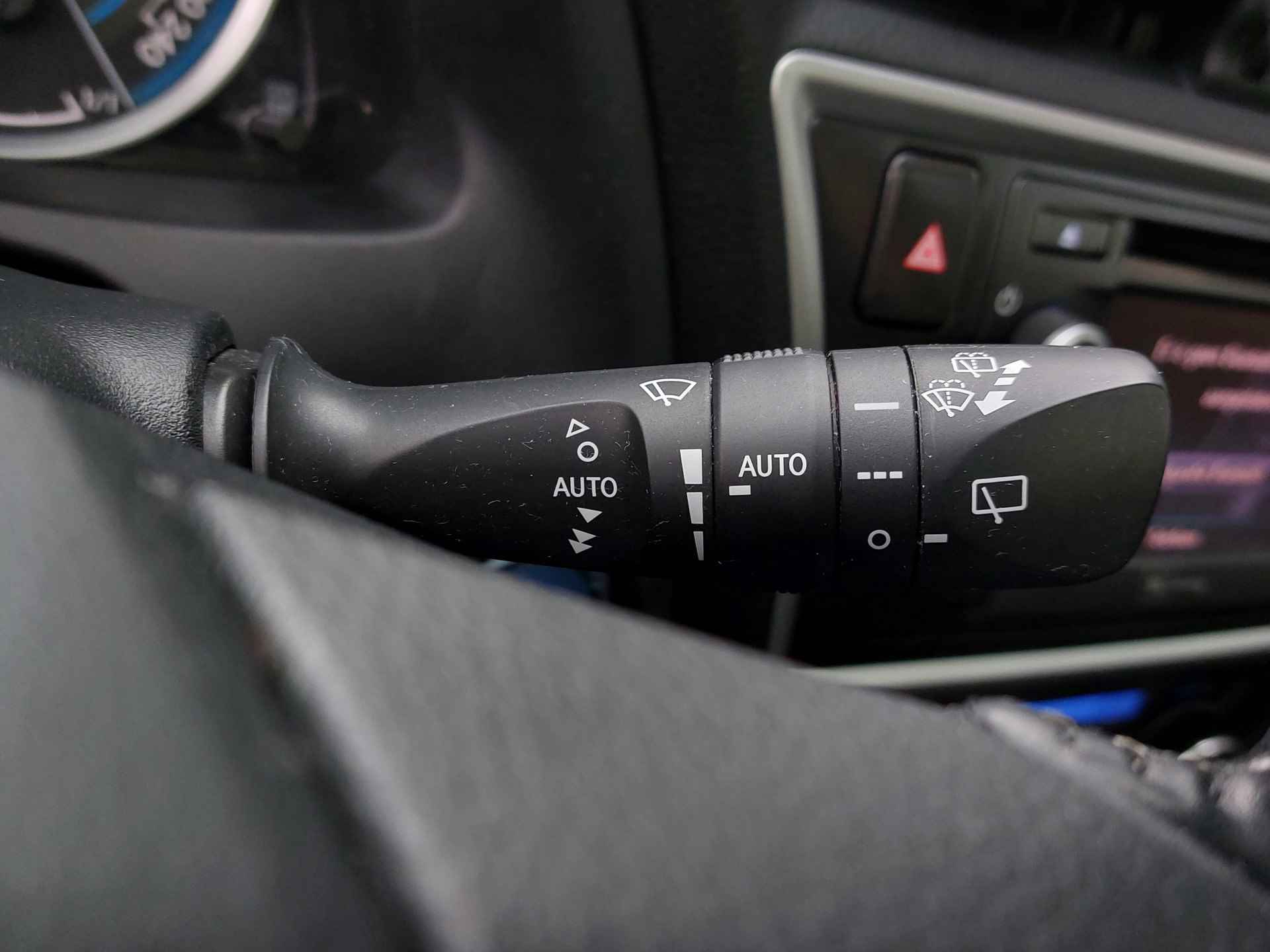 Toyota Auris 1.8 Hybrid 100pk Automaat Lease Pro 5-Deurs | Navi | Bi-Xenon | Clima | Cruise | Panoramadak | Keyless Entry | Pdc V+A+Assist+Camera | Licht+Regensensor | Privacy Glass | 17''lm | Trekhaak - 20/52