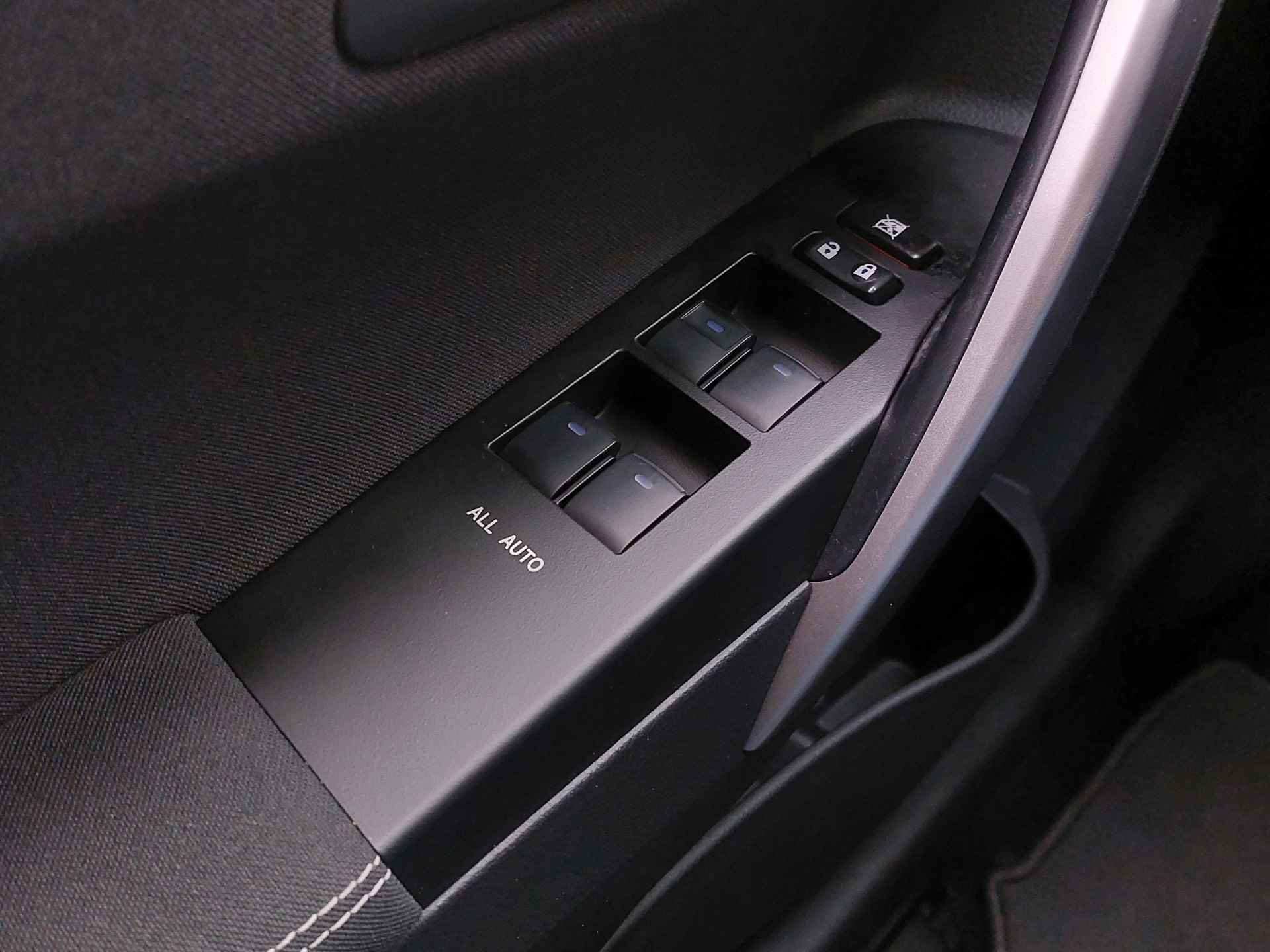 Toyota Auris 1.8 Hybrid 100pk Automaat Lease Pro 5-Deurs | Navi | Bi-Xenon | Clima | Cruise | Panoramadak | Keyless Entry | Pdc V+A+Assist+Camera | Licht+Regensensor | Privacy Glass | 17''lm | Trekhaak - 23/52