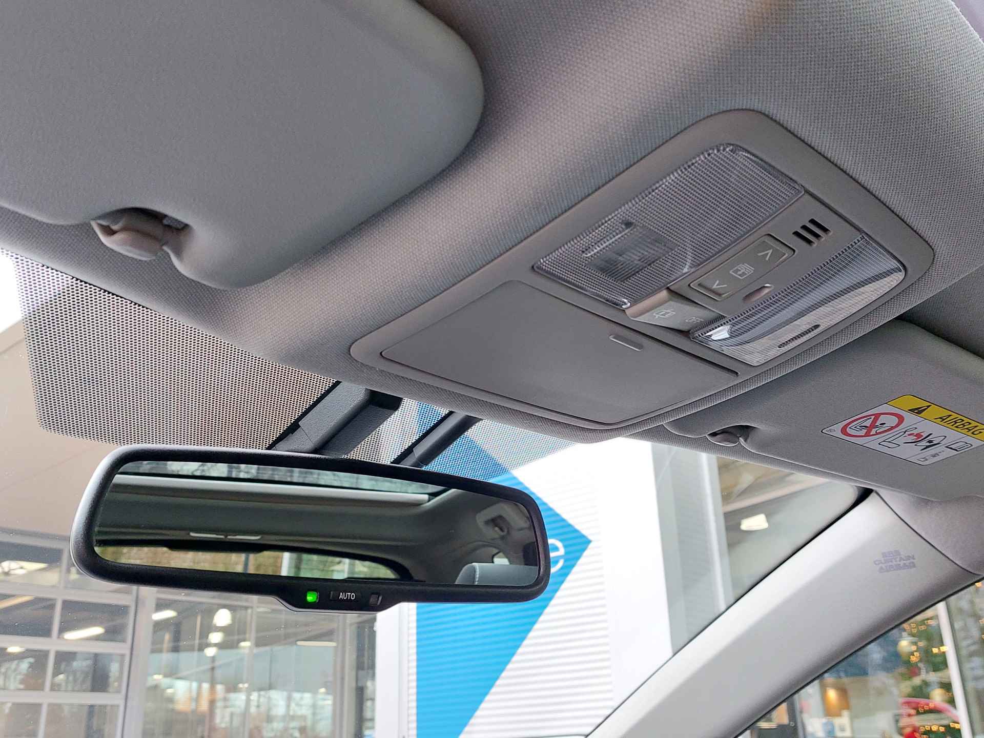 Toyota Auris 1.8 Hybrid 100pk Automaat Lease Pro 5-Deurs | Navi | Bi-Xenon | Clima | Cruise | Panoramadak | Keyless Entry | Pdc V+A+Assist+Camera | Licht+Regensensor | Privacy Glass | 17''lm | Trekhaak - 24/52