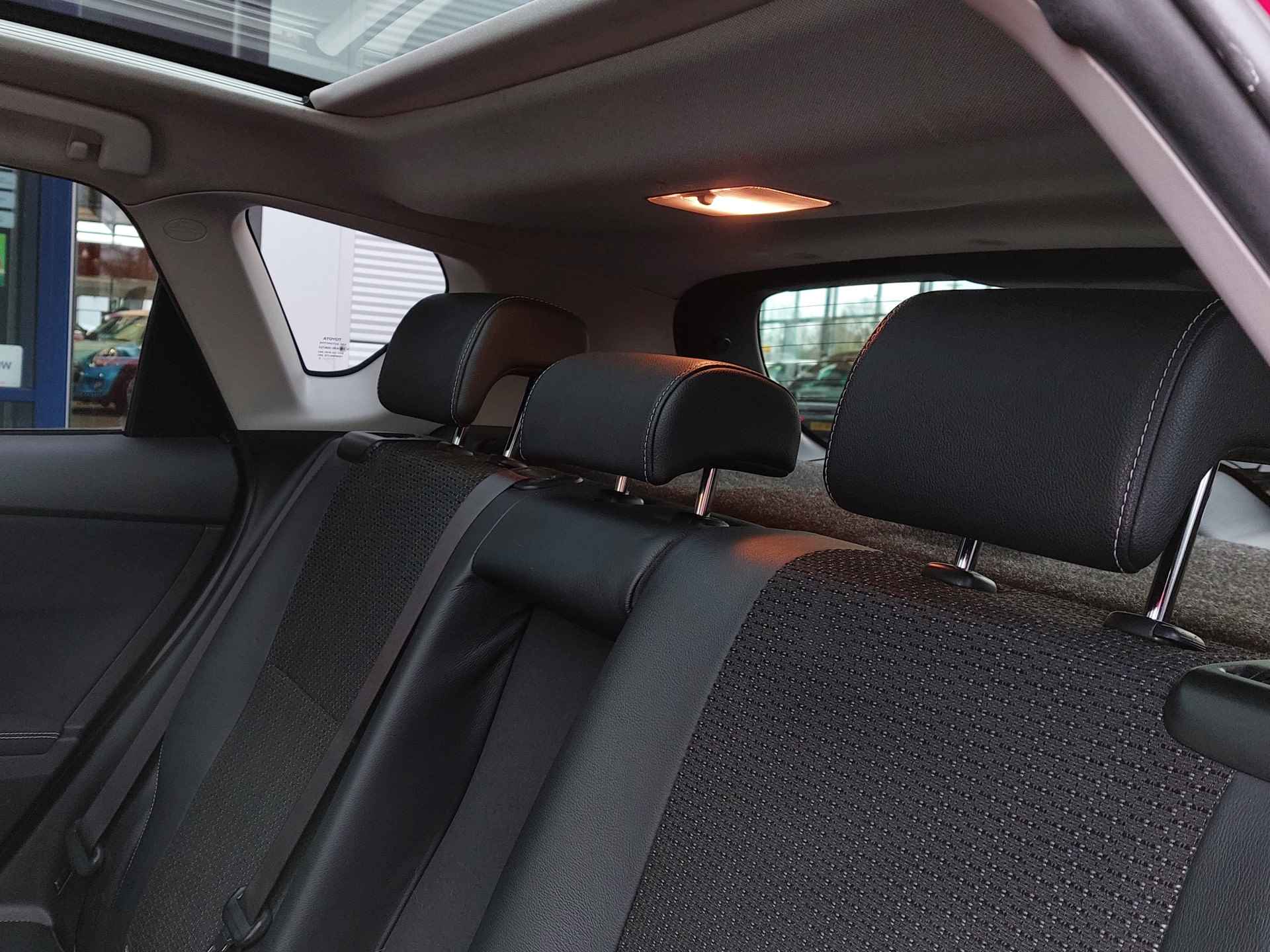 Toyota Auris 1.8 Hybrid 100pk Automaat Lease Pro 5-Deurs | Navi | Bi-Xenon | Clima | Cruise | Panoramadak | Keyless Entry | Pdc V+A+Assist+Camera | Licht+Regensensor | Privacy Glass | 17''lm | Trekhaak - 28/52