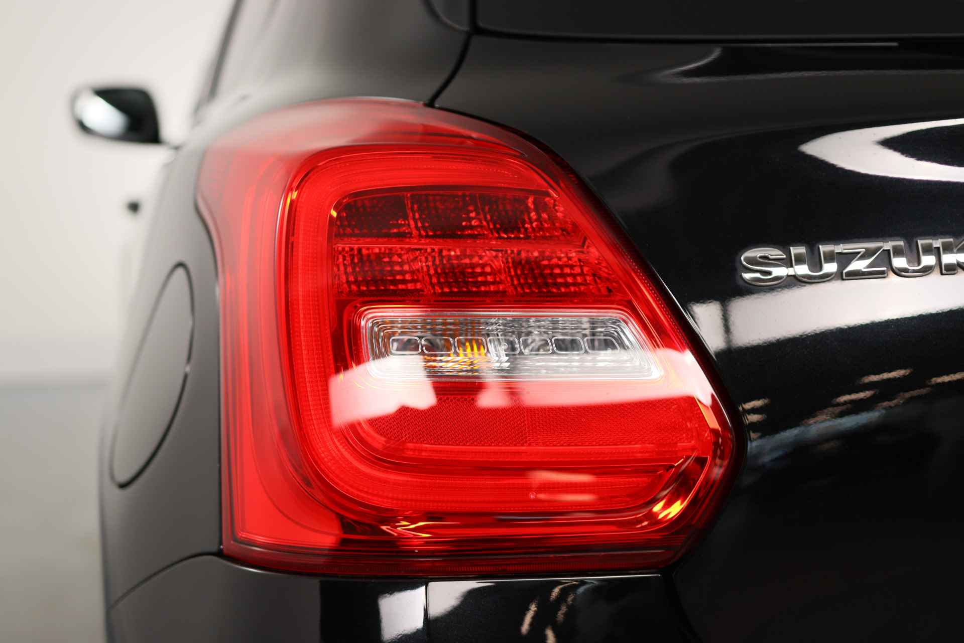 Suzuki Swift 1.2 Stijl Smart Hybrid | Dealer Onderhouden! | Navi | Camera | Keyless | Clima | Cruise Adaptive | Lichtmetalen Velgen | DAB - 25/35